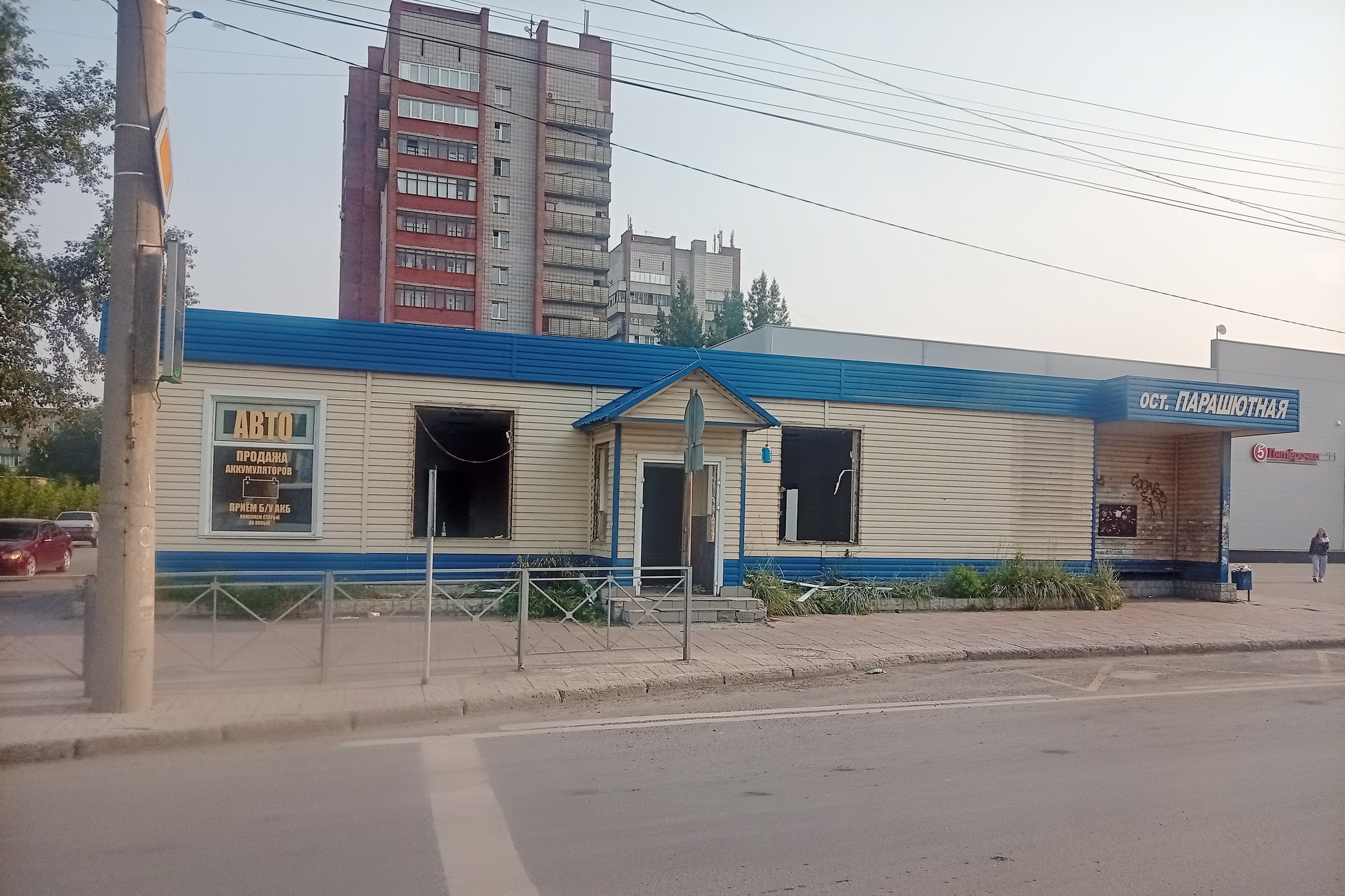 Большой павильон разрушили на углу Титова и Связистов в Новосибирске