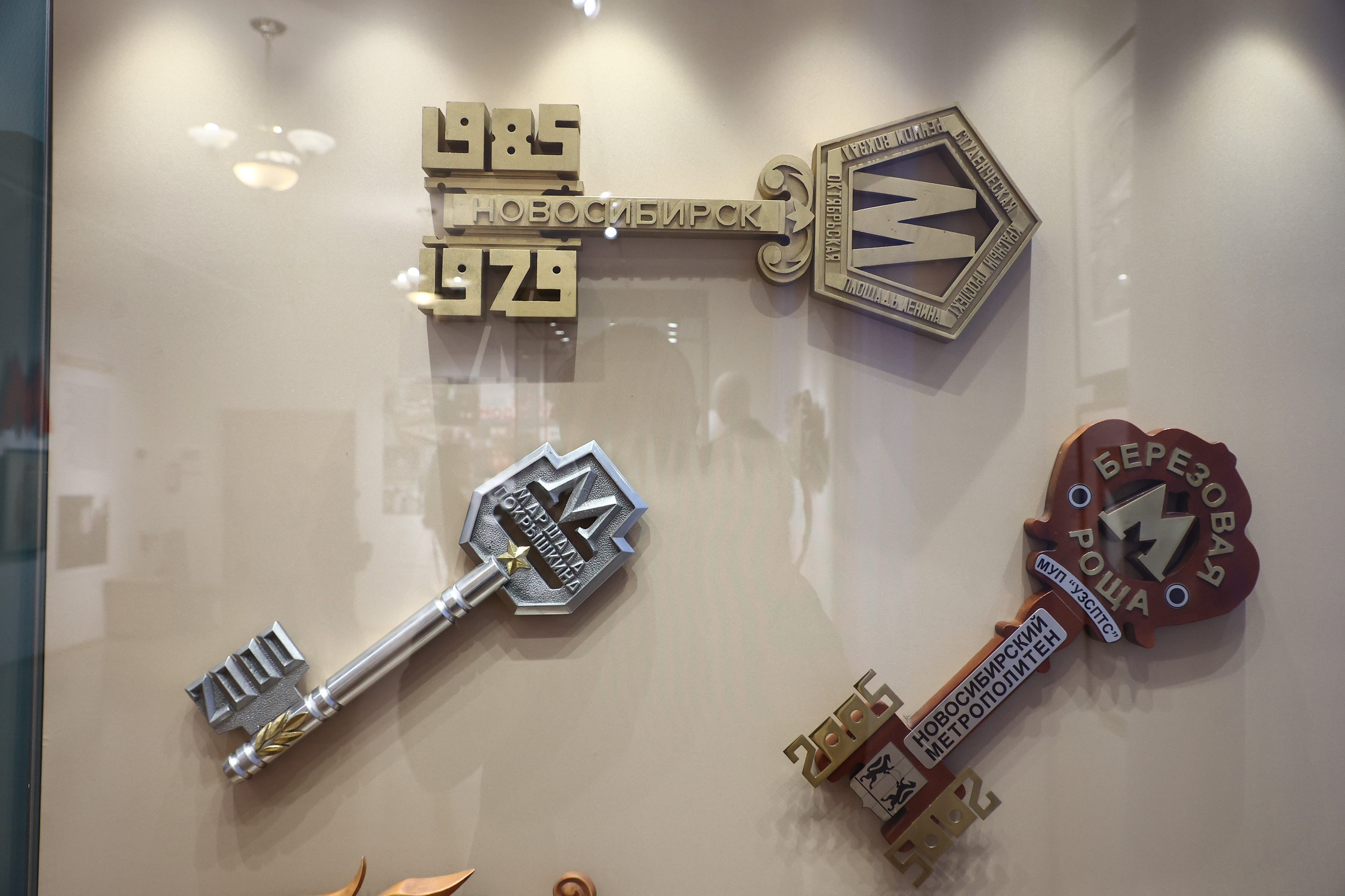 Открывающий пять станций метро ключ показали на выставке в Новосибирске