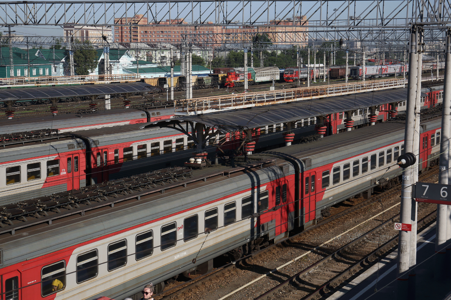 Памятки о новом расписании электричек в Болотное дают горожанам в кассах