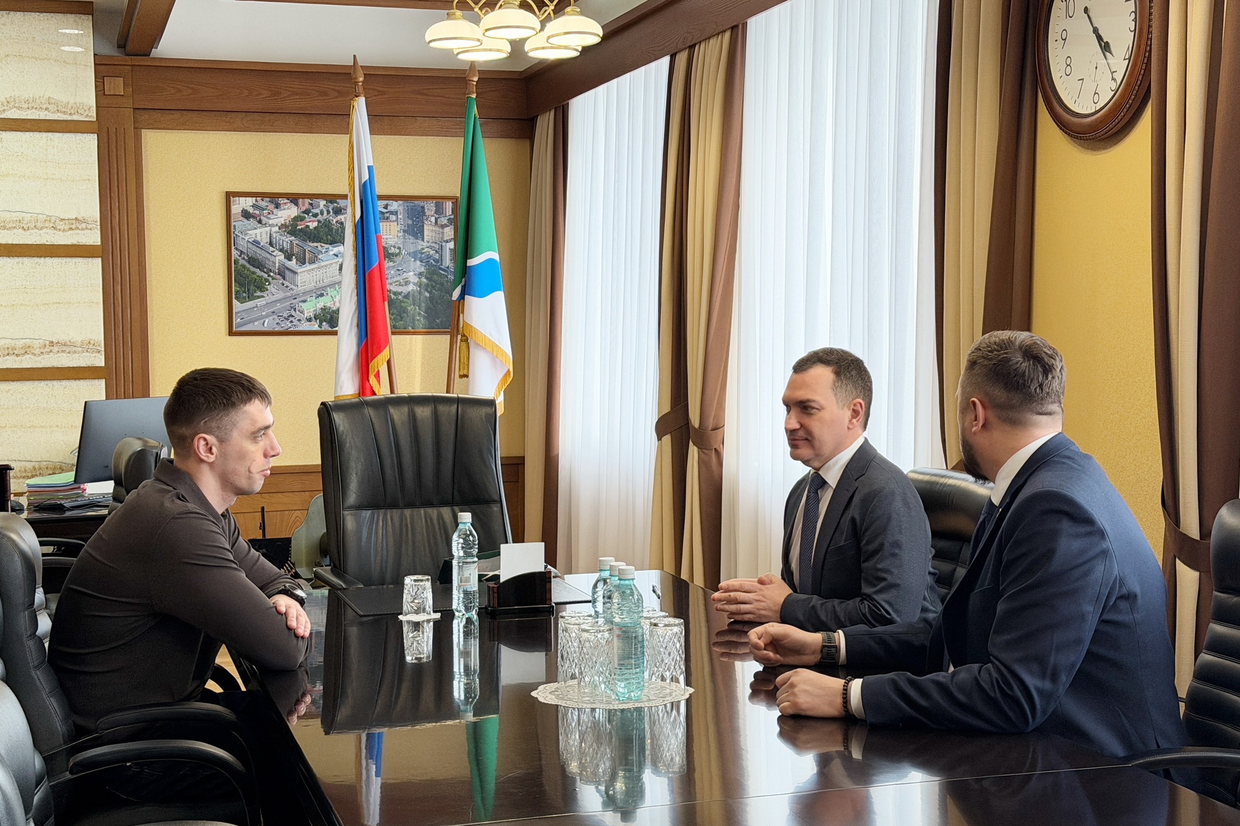 «Пример личного мужества»: мэр Кудрявцев встретился с Героем России