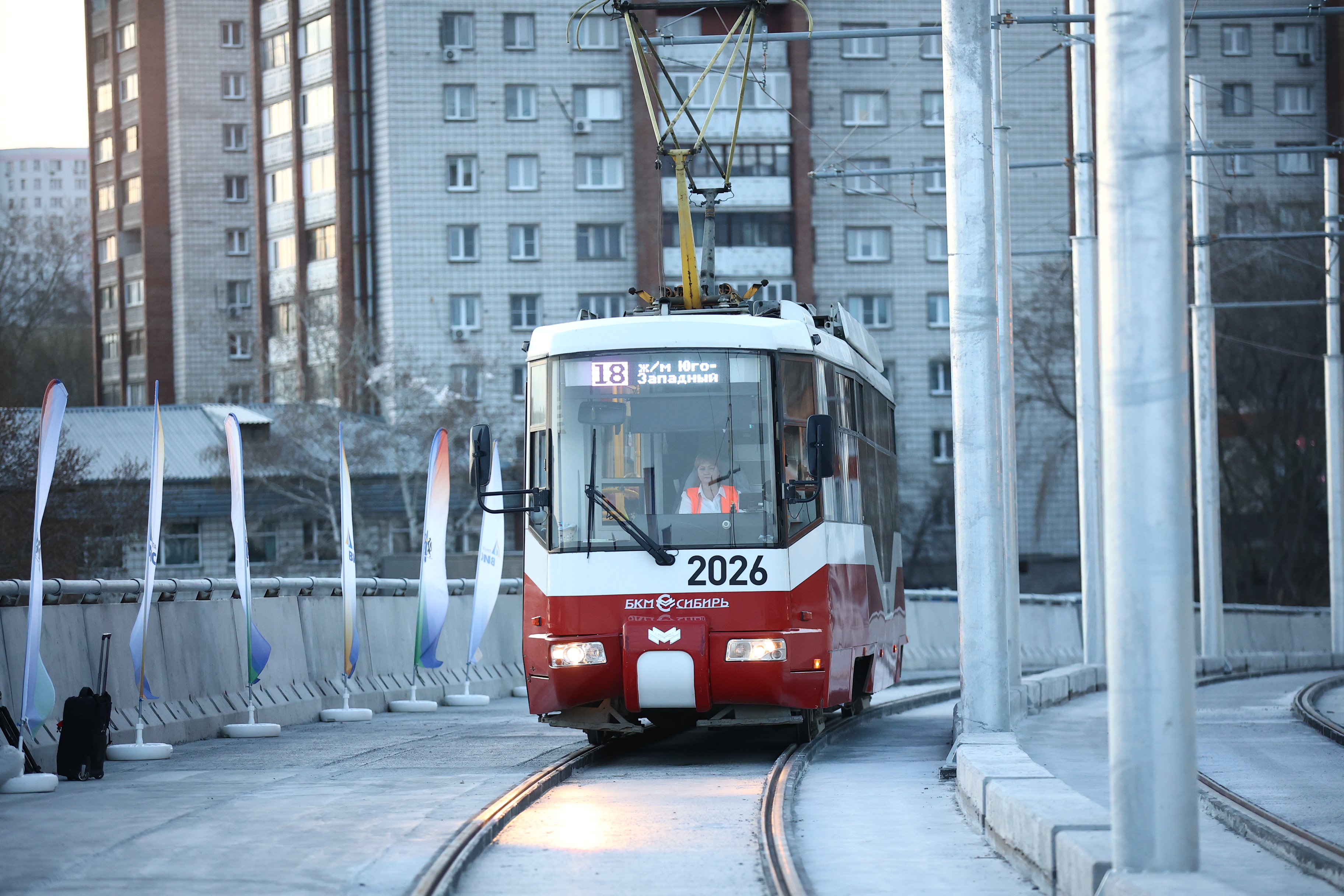 Трамваи пустили по 632-метровой эстакаде на площади Труда в Новосибирске