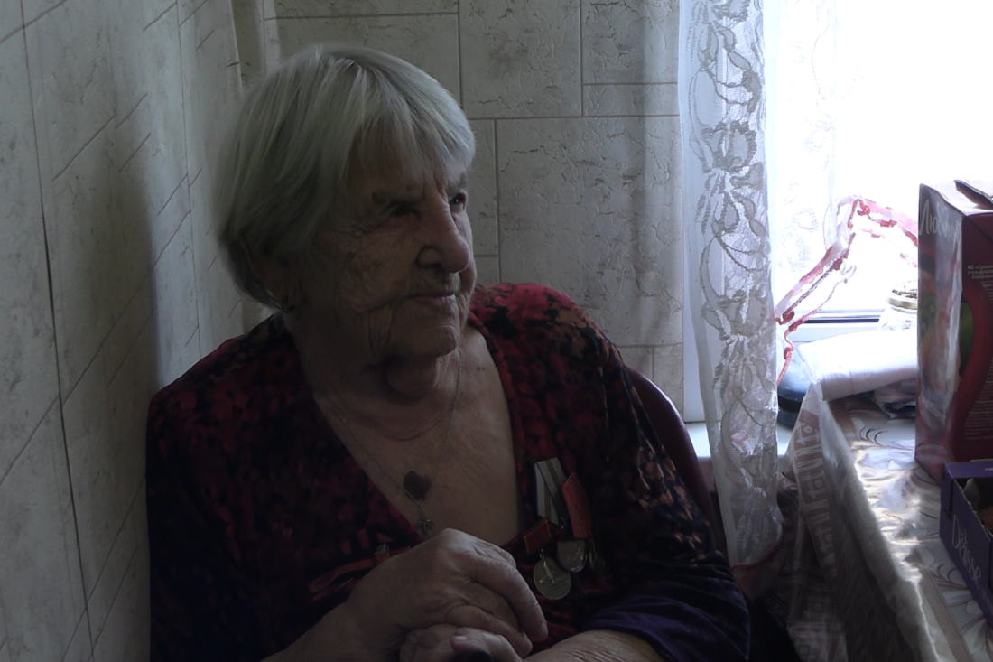 Сироты помогают: подростки из «Тёплого дома» навестили труженицу тыла