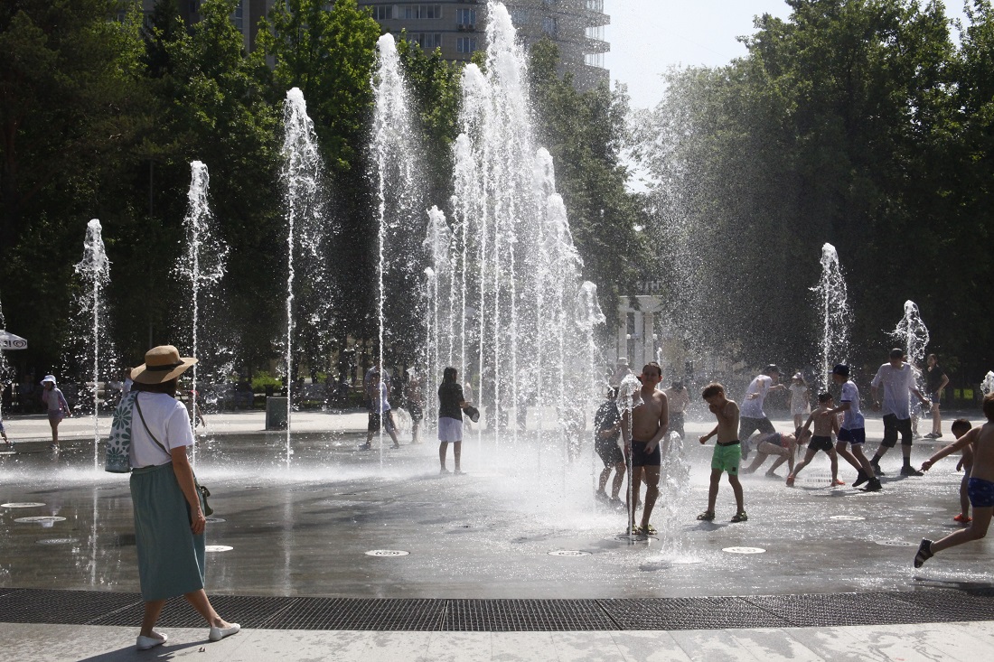 Фонтан в Центральном парке Новосибирска начали готовить к сезону