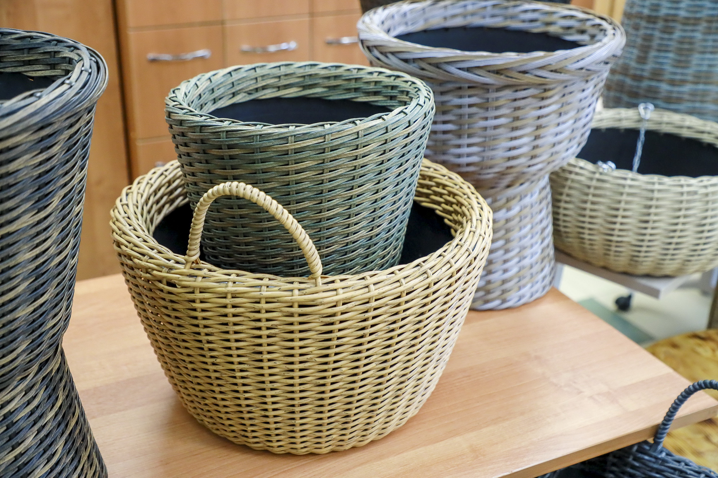 Ветеран СВО учит новосибирских пенсионеров плести кашпо из ротанга