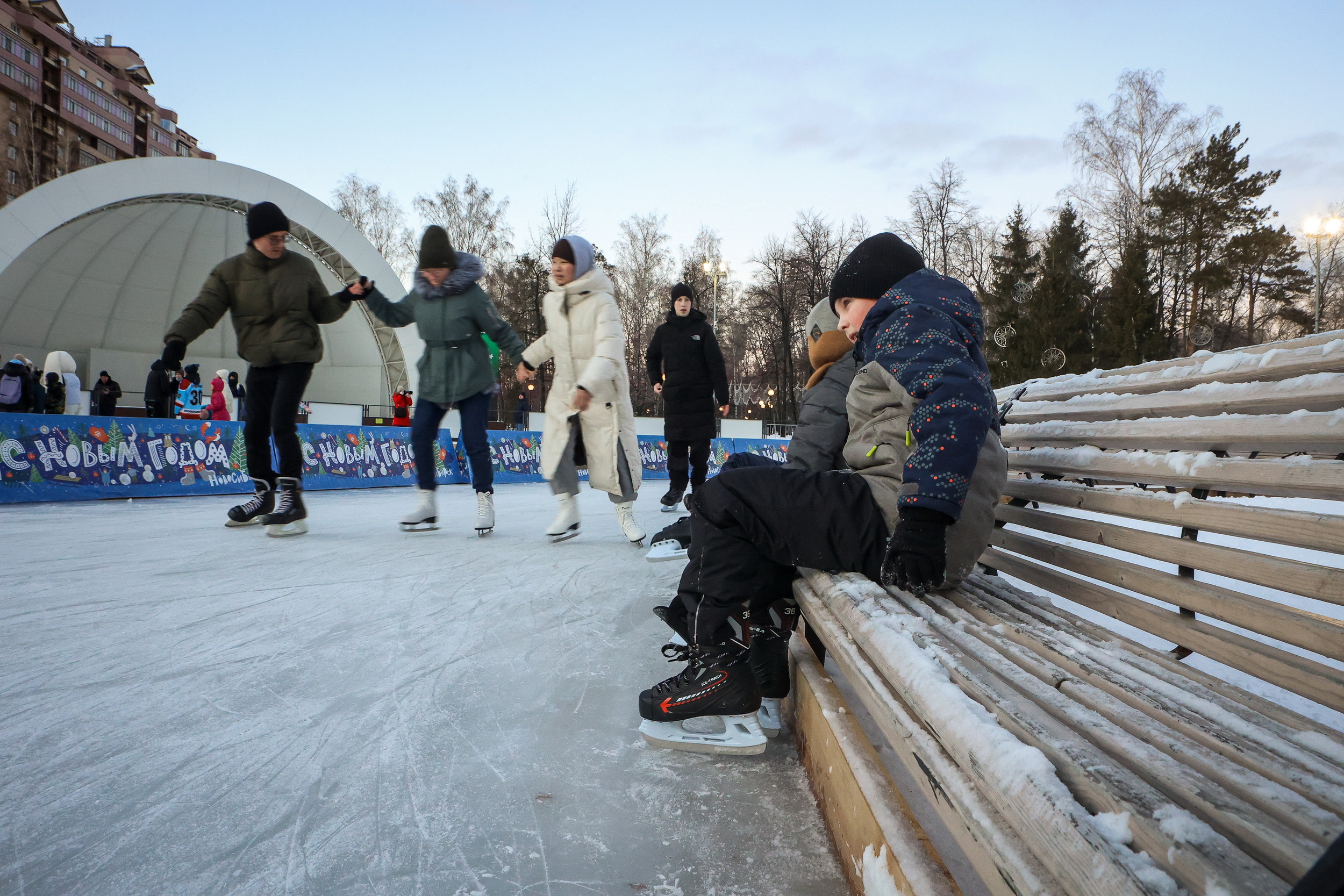 Новосибирцев предупредили о скором закрытии катка в Центральном парке