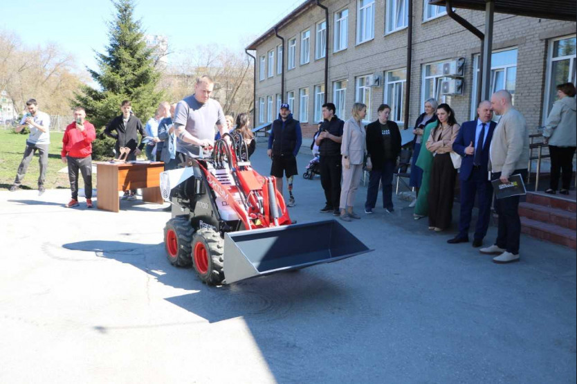 Адаптивную спецтехнику для ветеранов СВО презентовали в Новосибирске