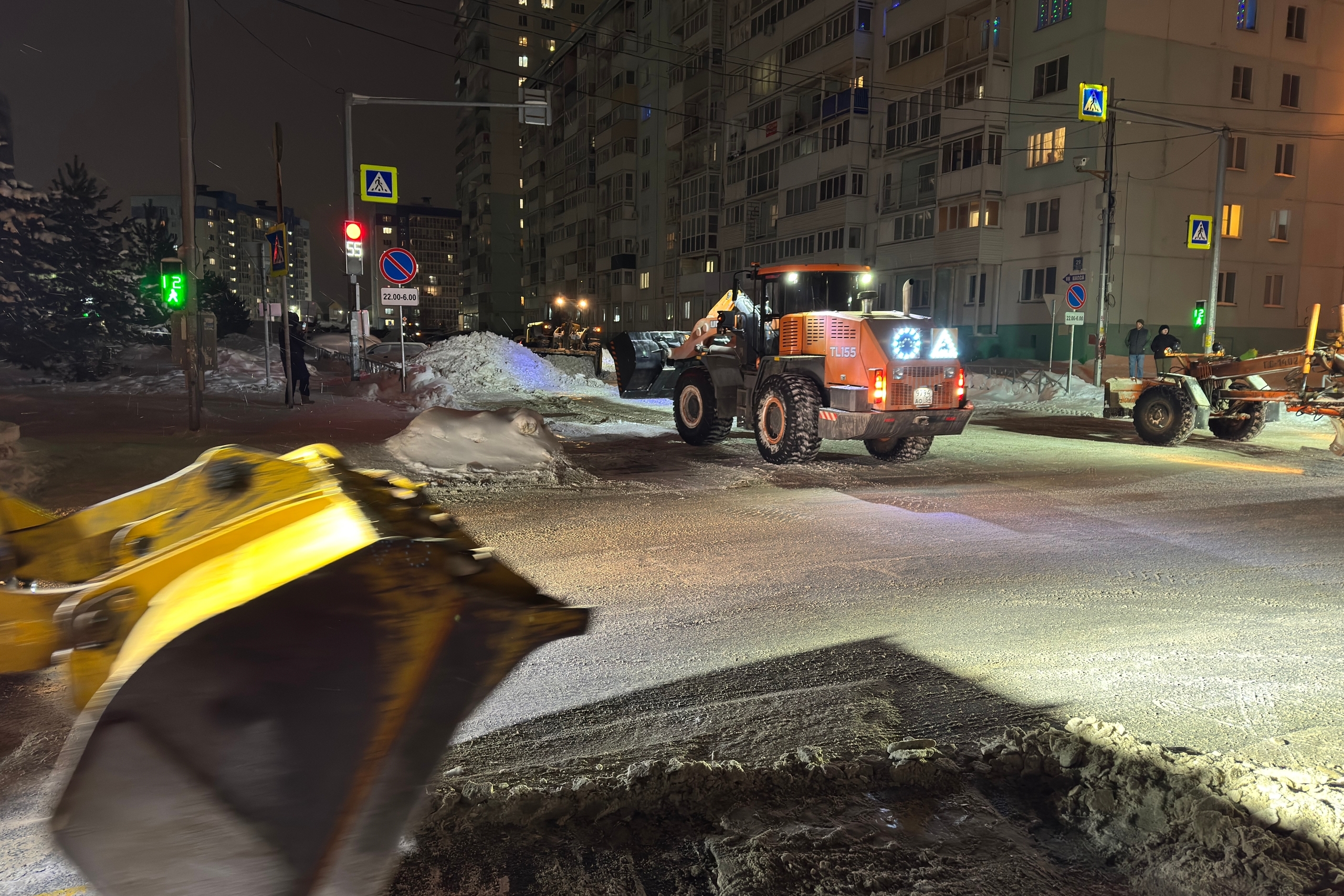 Эвакуатор и ГАИ помогают дорожникам убирать снег в Плющихинском