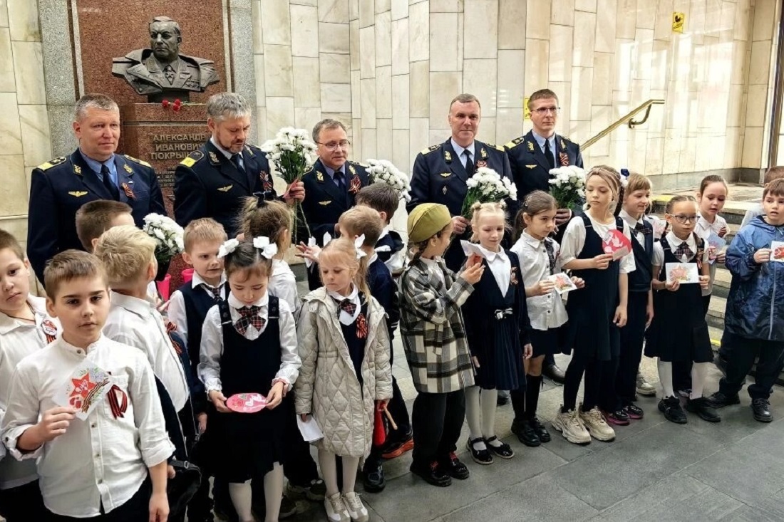 Первоклашки раздали пассажирам новосибирского метро самодельные открытки