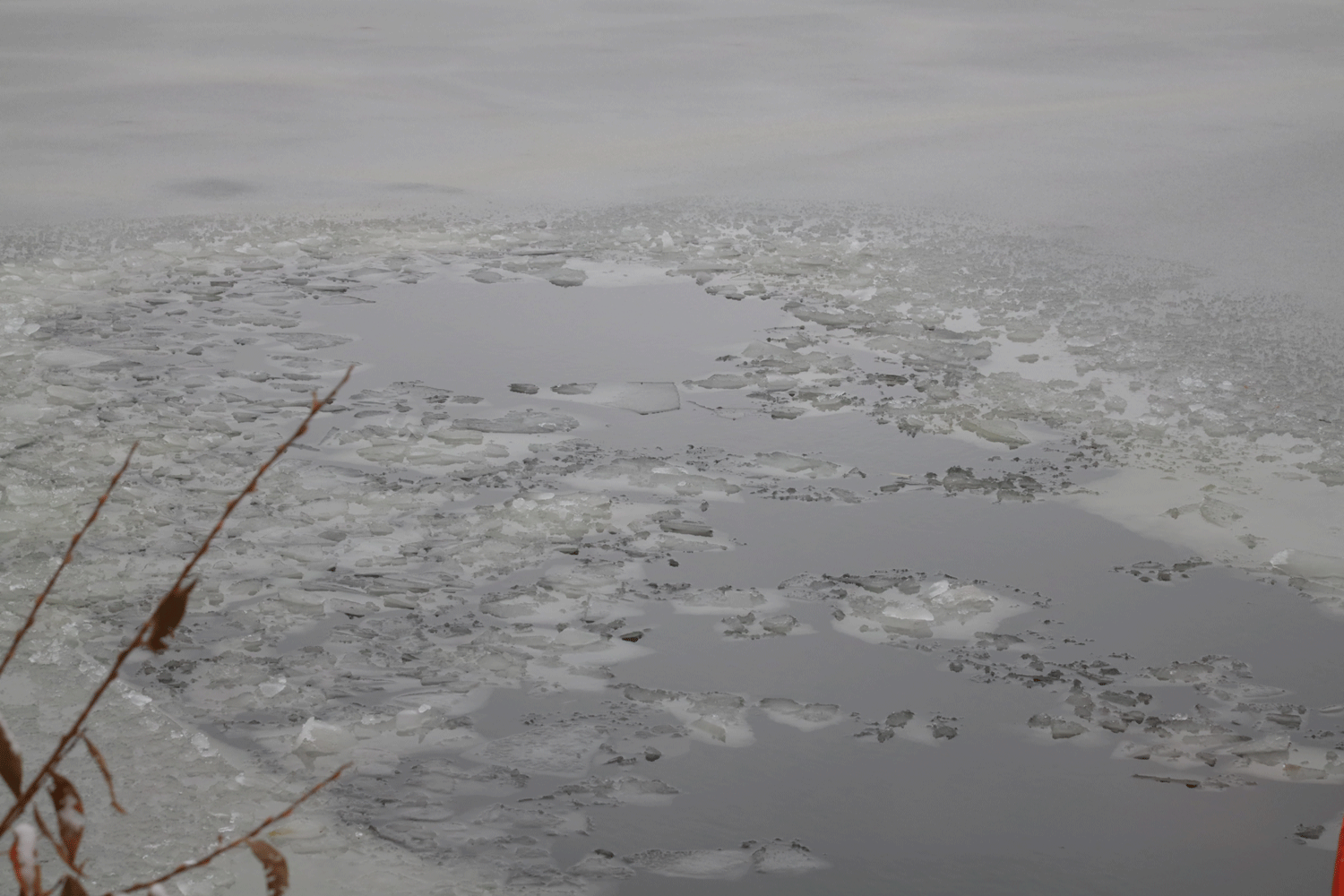 Сотрудник МЧС спас братьев-рыбаков на озере под Новосибирском