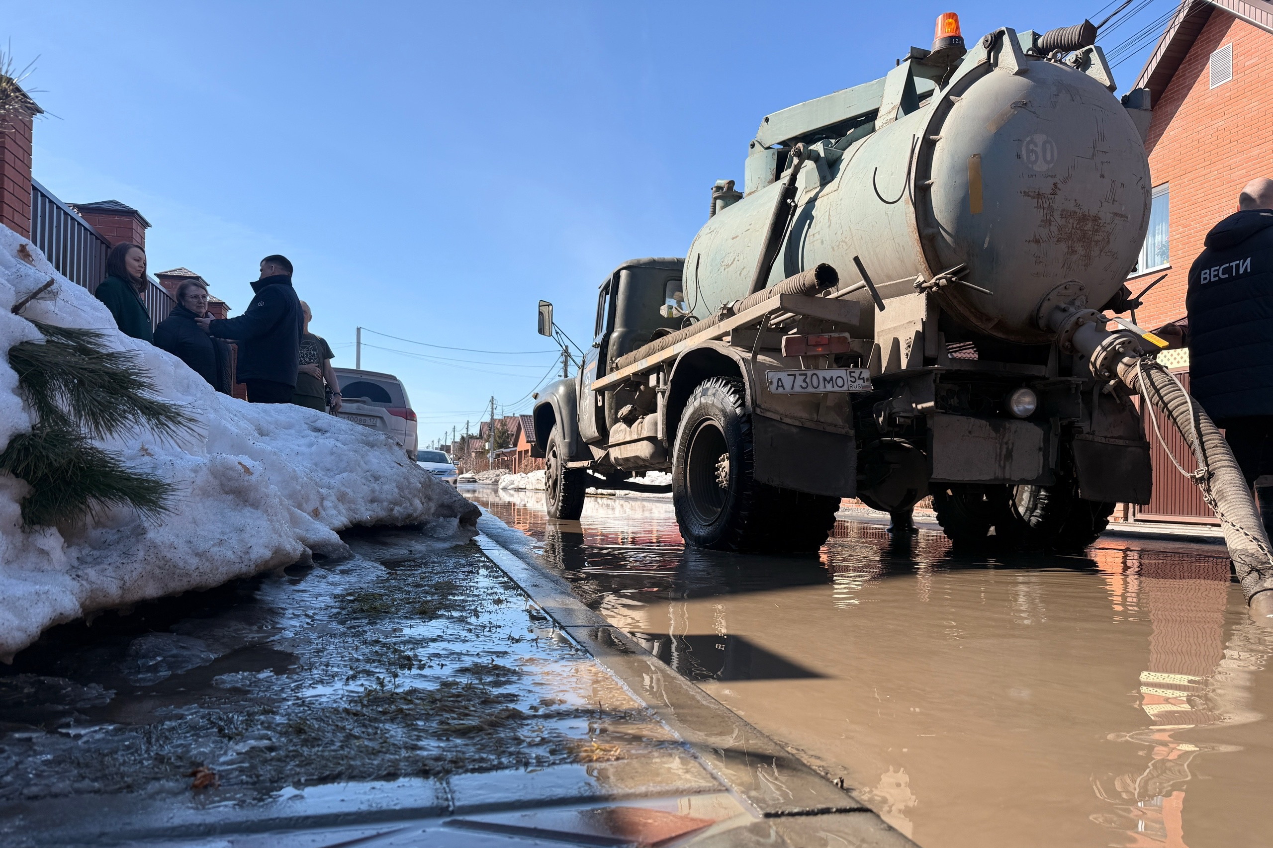 Потоп на Вознесенской: бригады ДЭУ борются со стихией две недели