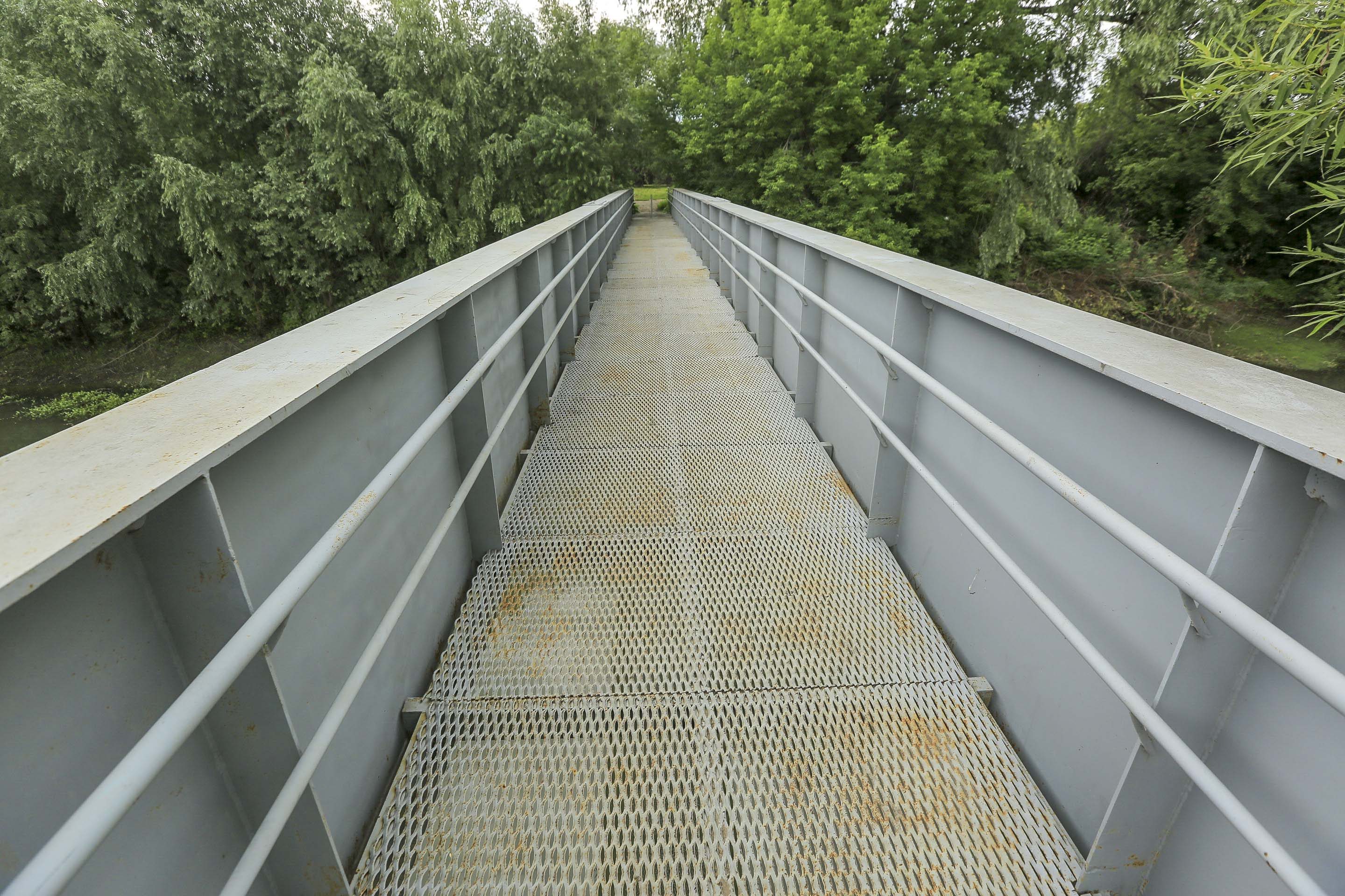 Освещение смонтируют на двух пешеходных мостах через речки в Новосибирске