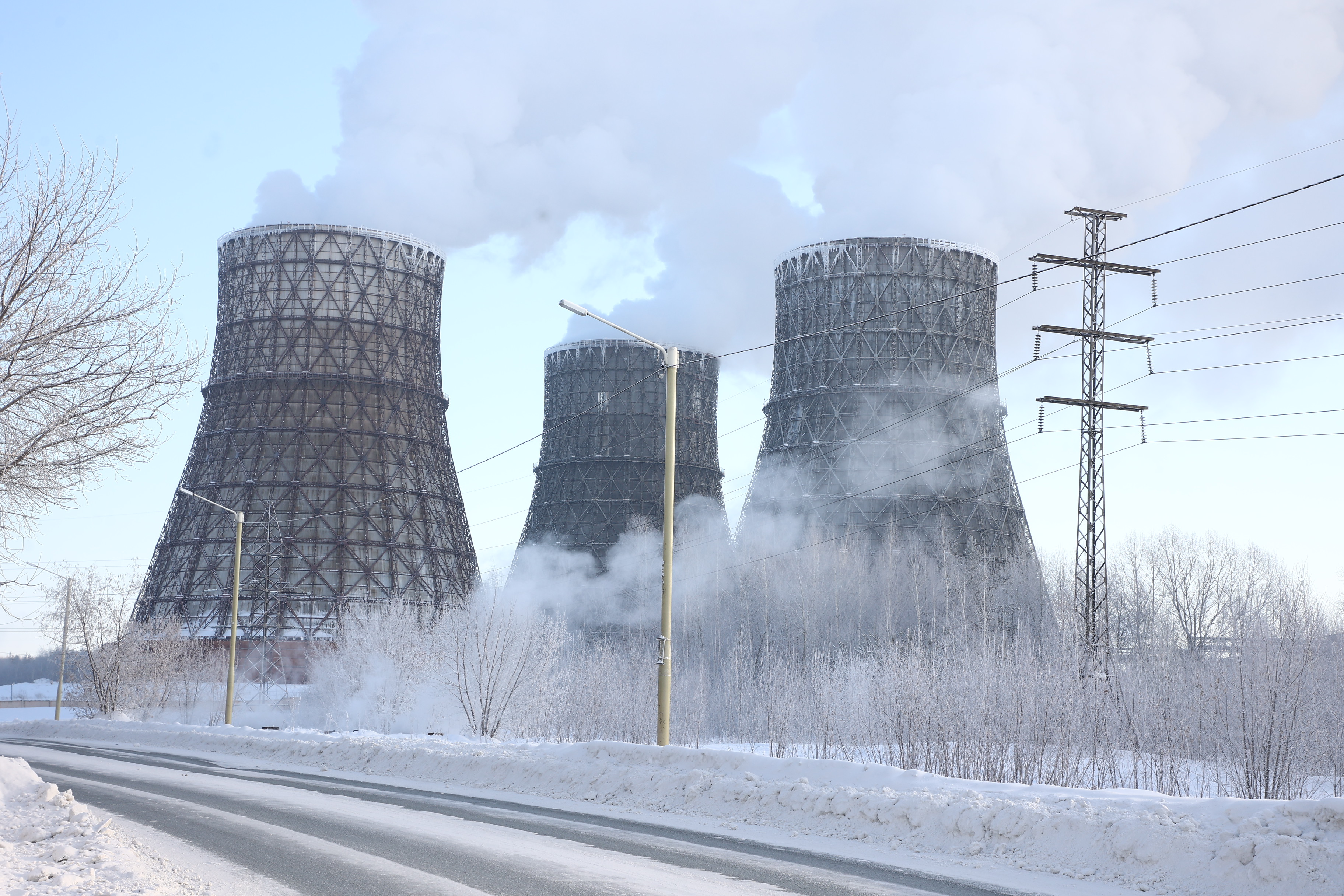 Огромную башню для золы монтируют рядом с ТЭЦ-5 в Новосибирске