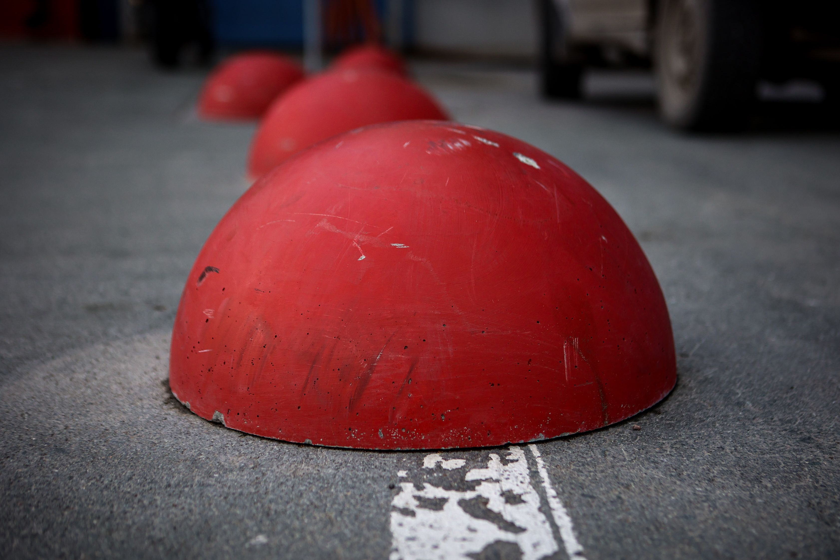 400 полусфер расставят по Калининке для защиты газонов от автохамов