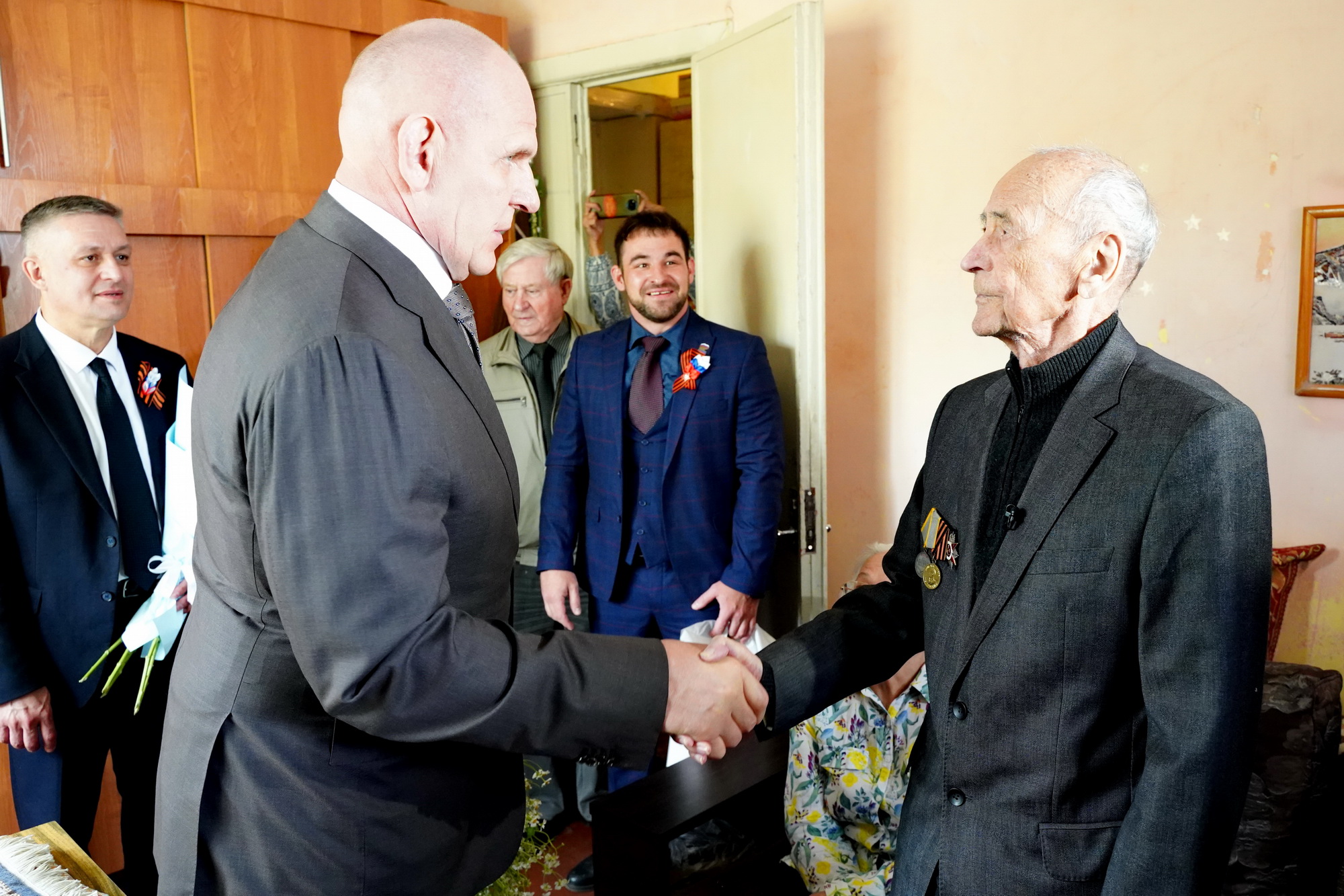 Новосибирского фронтовика поздравил с Днём Победы сенатор Карелин