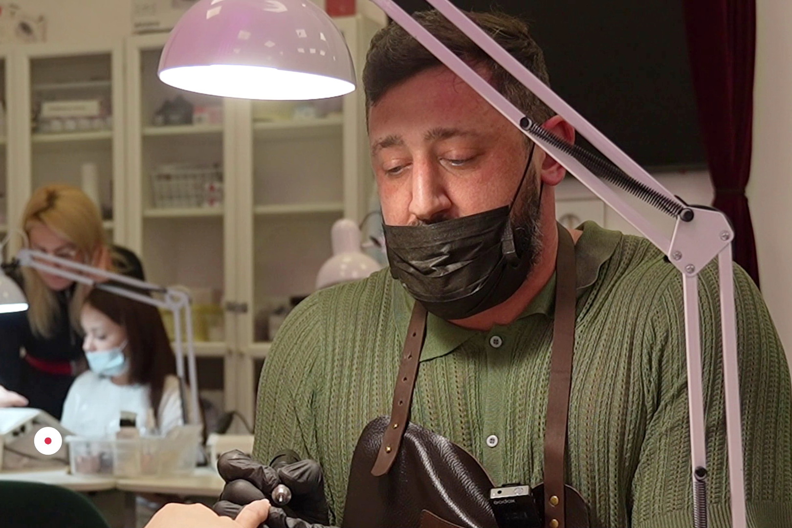 На ноготочки к мужчине: брутальный новосибирец увлёкся маникюром