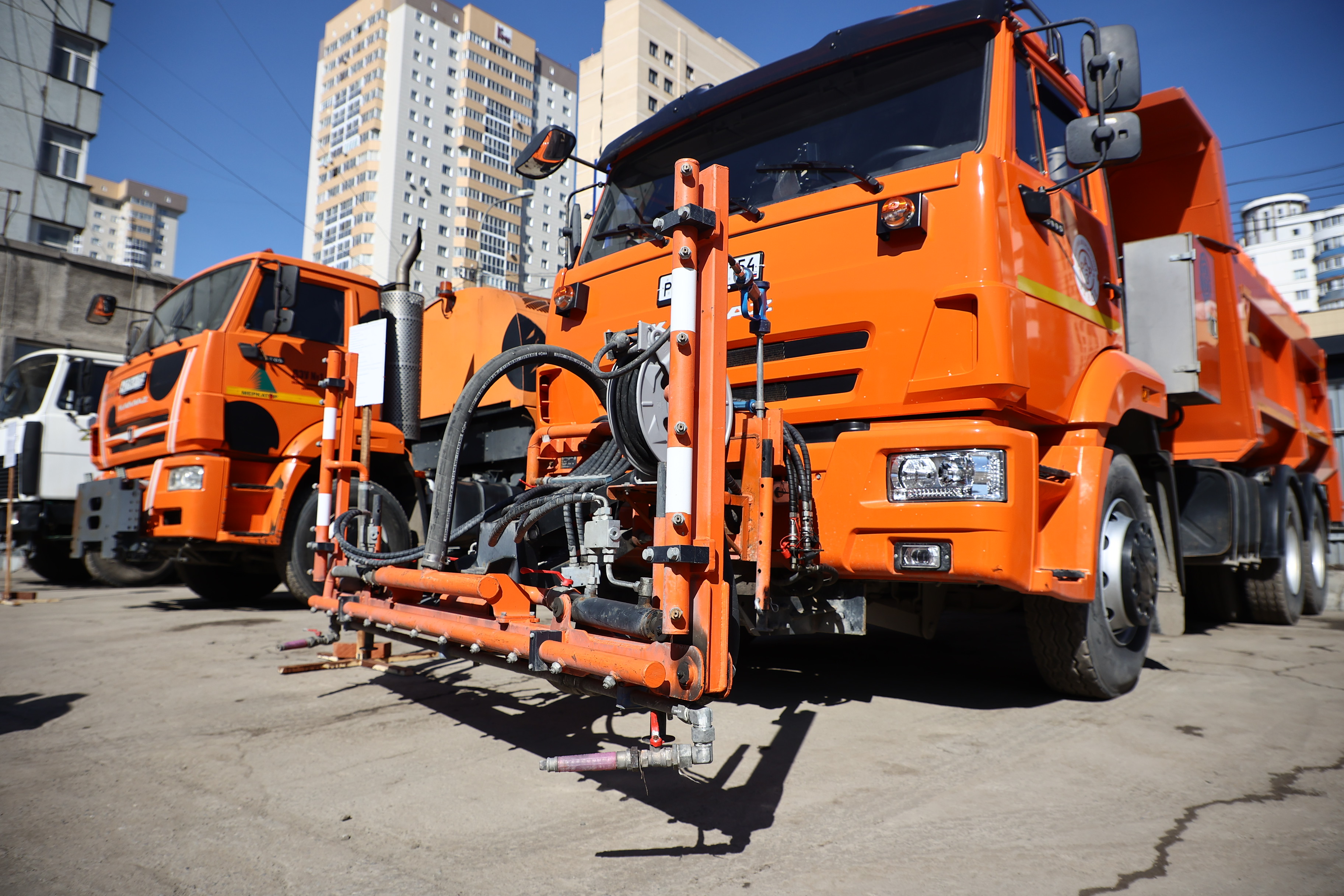 Переобувают к лету: мэр Кудрявцев оценил готовность техники в ДЭУ №1