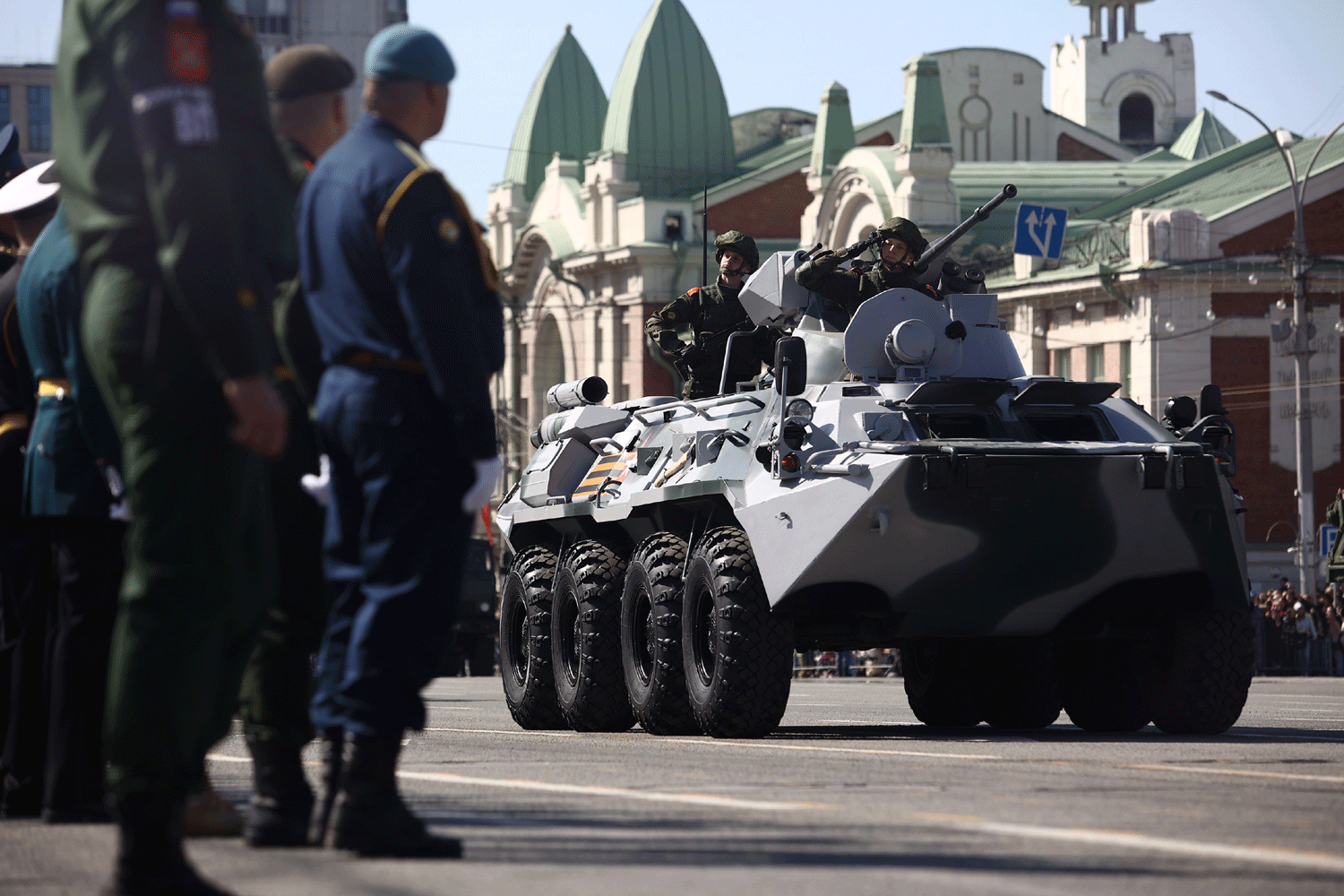 Новосибирцы смогут посмотреть «Свечу памяти» и парад 9 Мая в прямом эфире