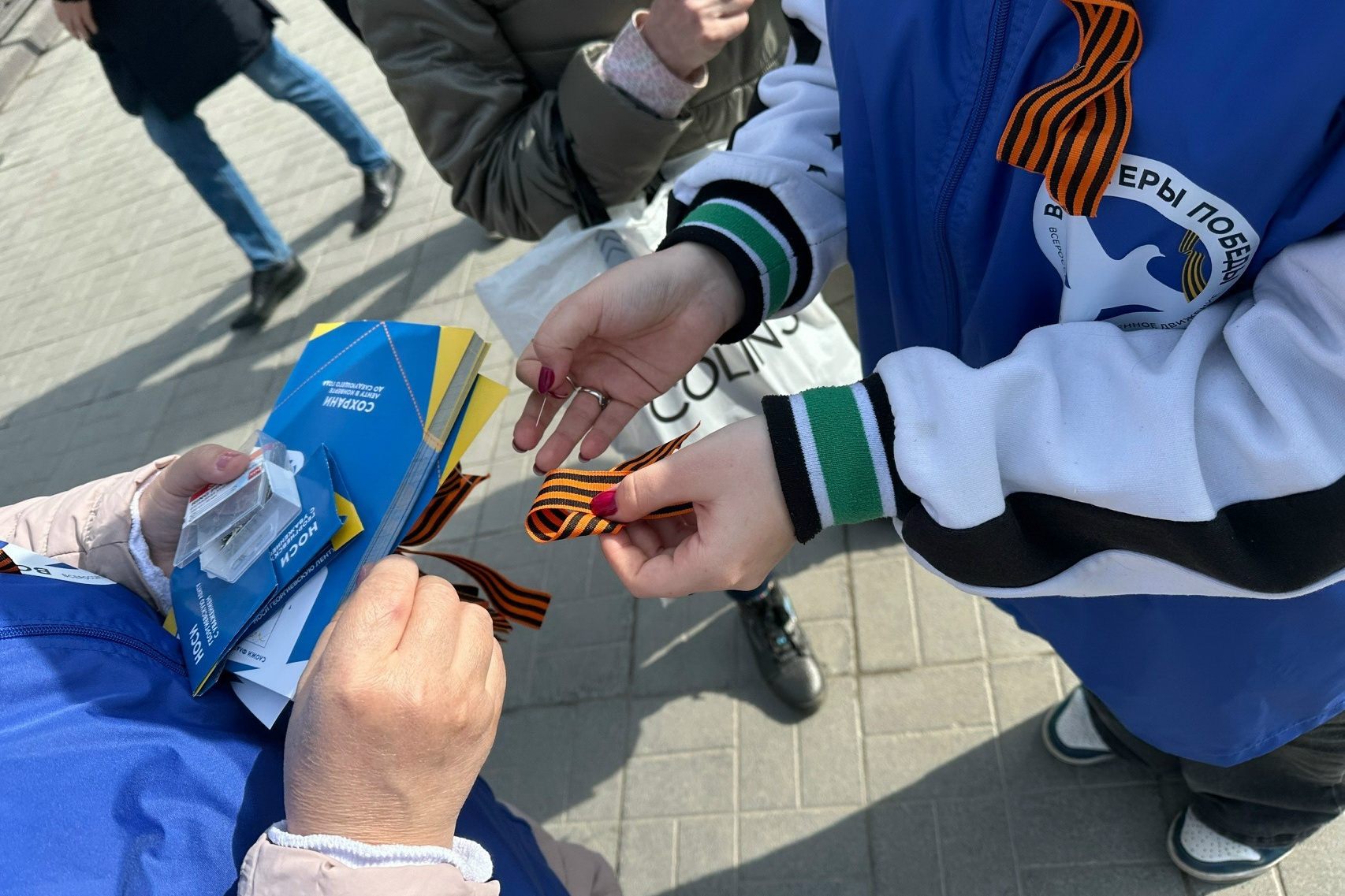 Георгиевские ленты начали раздавать на улицах Новосибирска