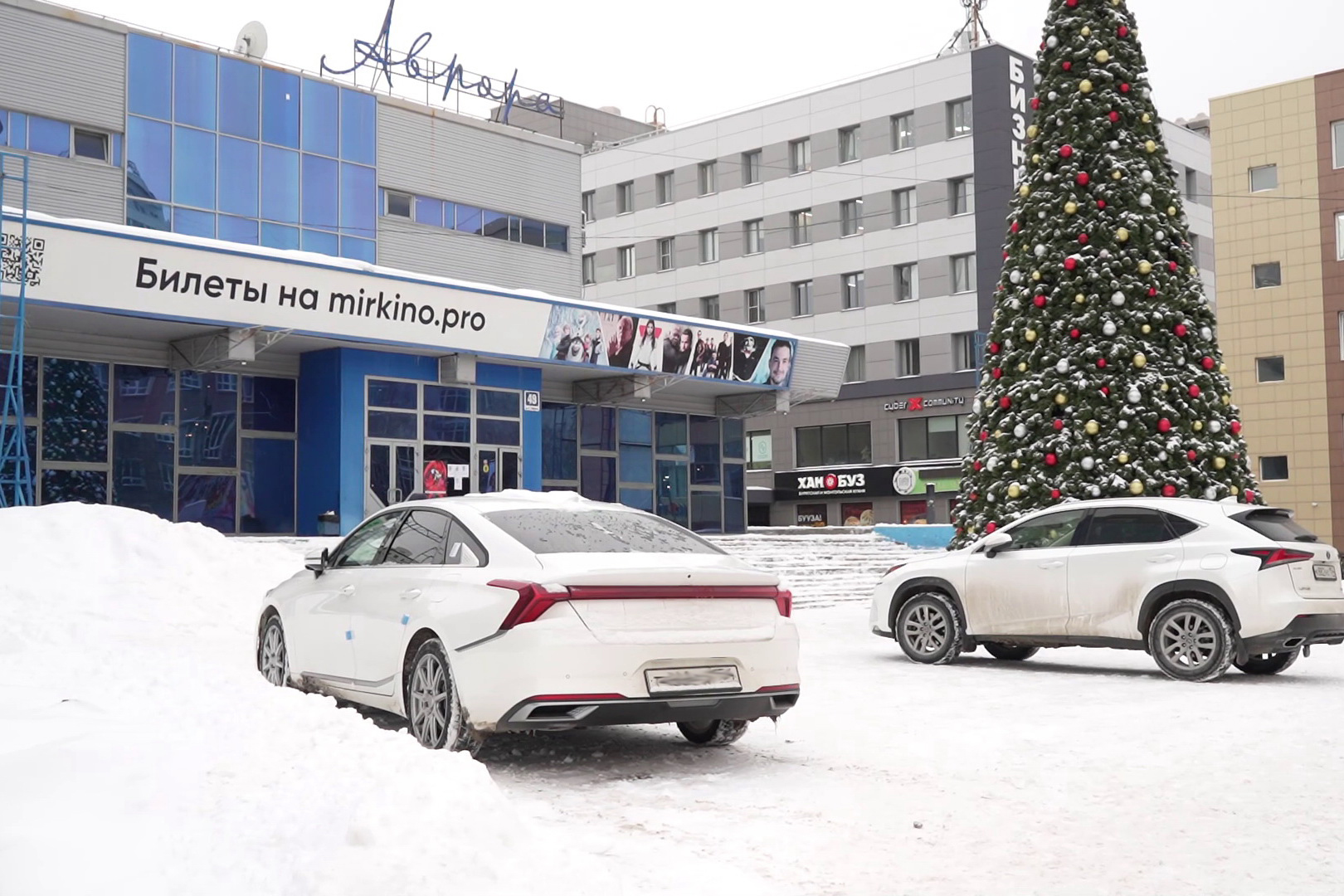 Площадку у «Авроры» облюбовали автохамы: они отодвигают полусферы