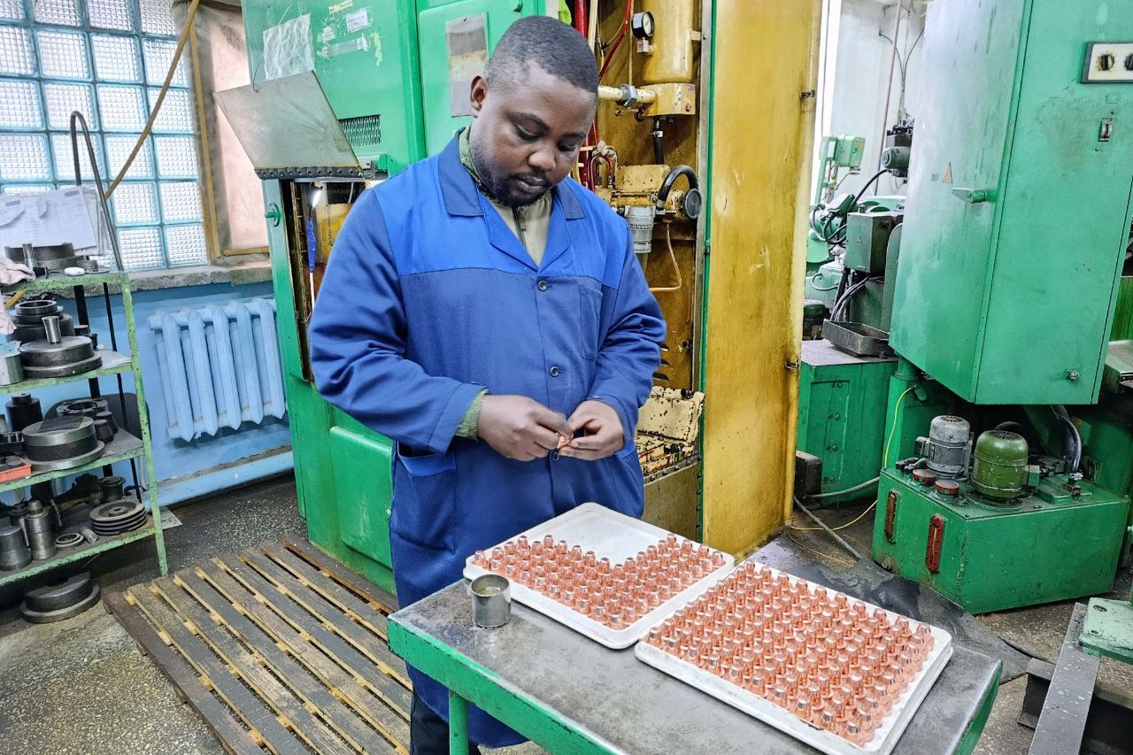 Камерунец побывал в зоне СВО и устроился на новосибирский завод