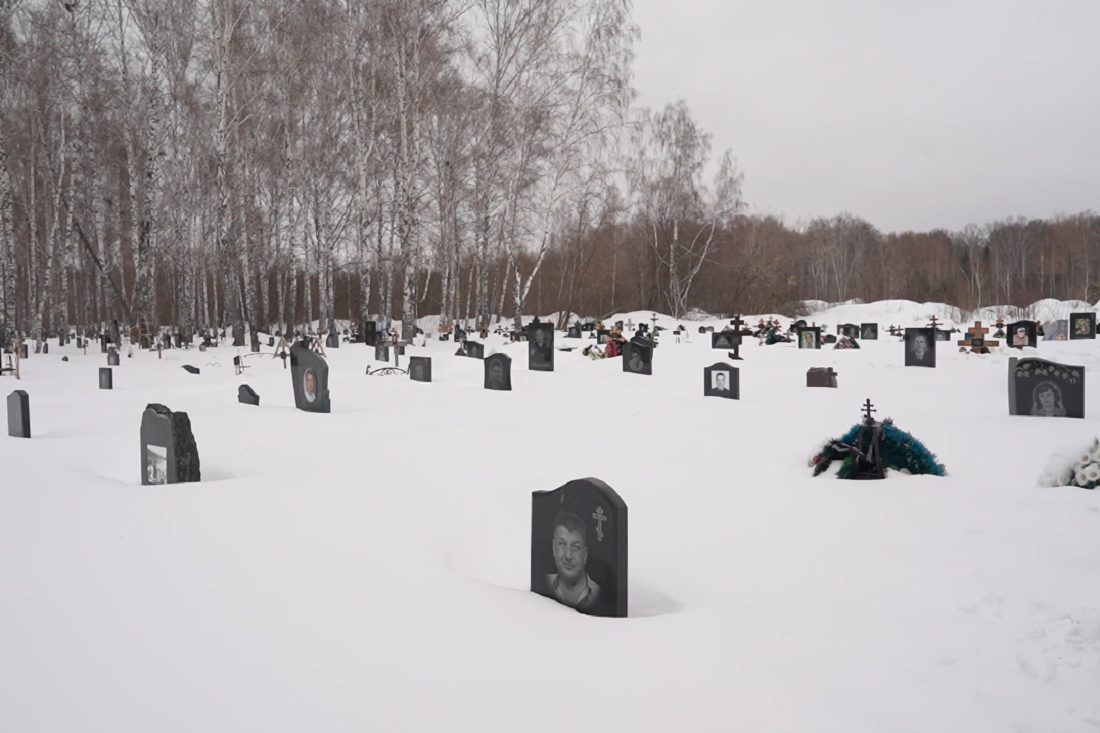 Мэрия взялась за весенние болота на Южном кладбище Новосибирска