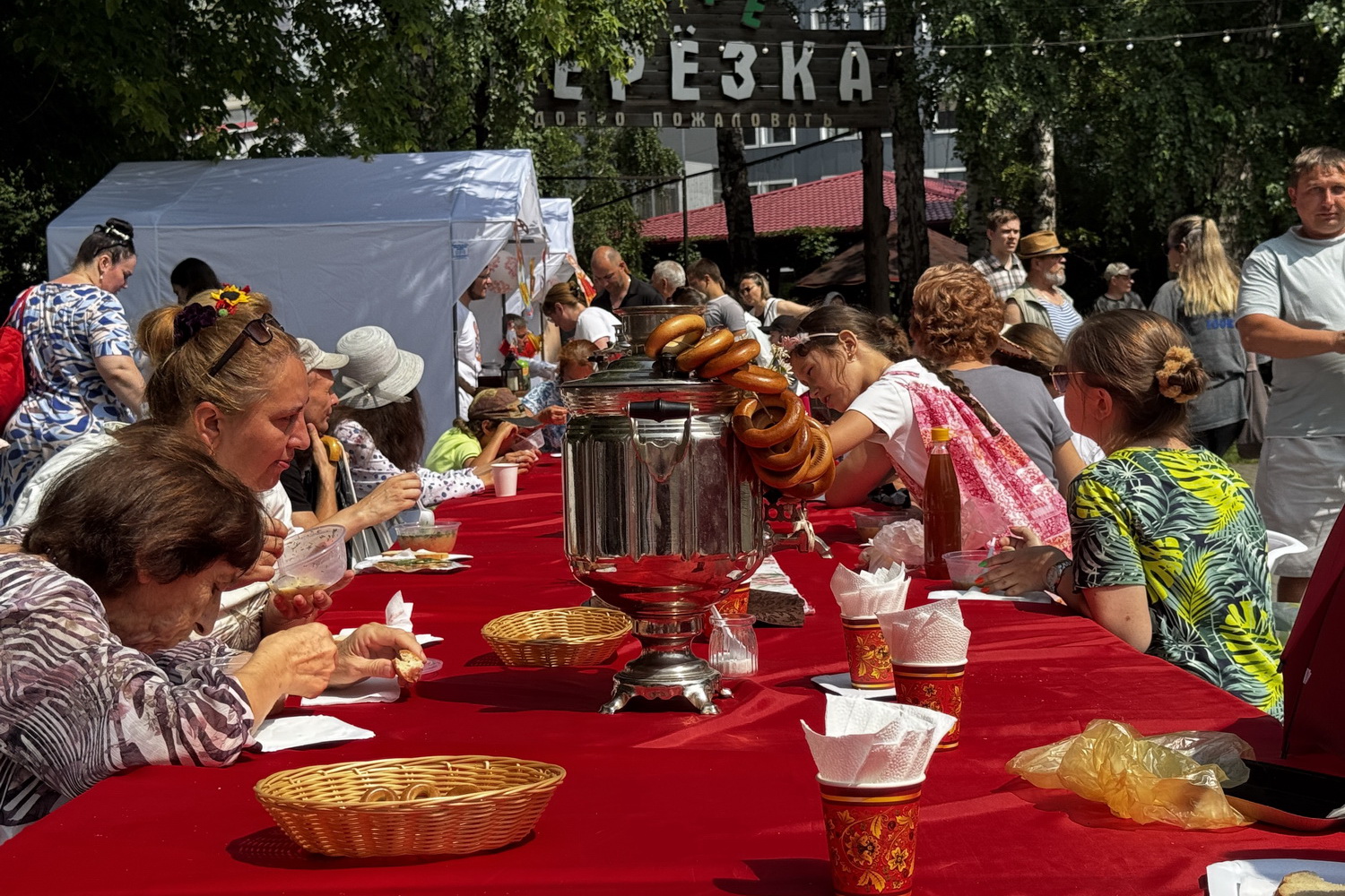 Окрошкой накормили новосибирцев на фестивале традиционной кухни