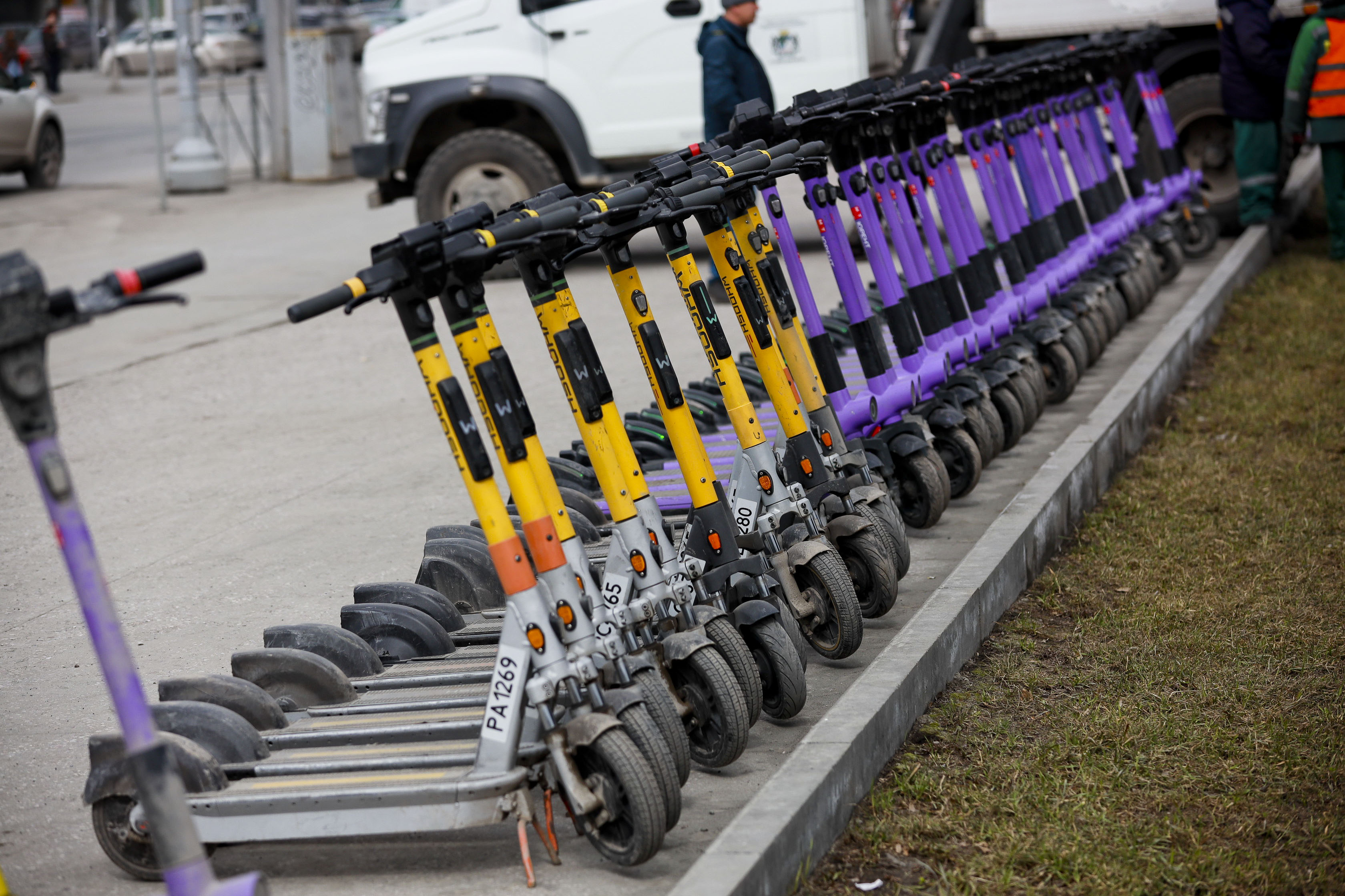 Мэр Кудрявцев поручил ограничить езду на самокатах в День Победы