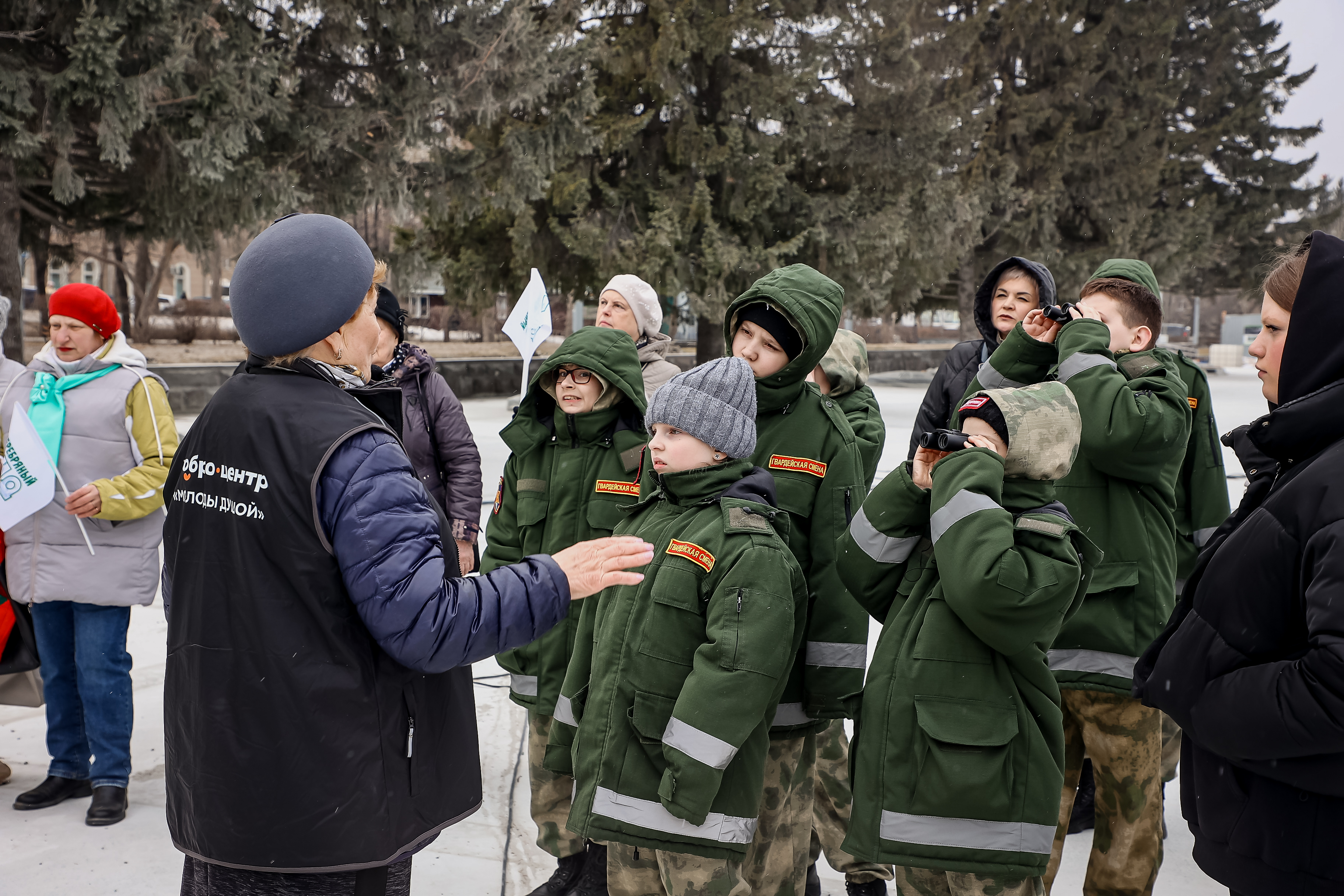 Урок патриотизма: детдомовцам устроили экскурсию к Монументу Славы