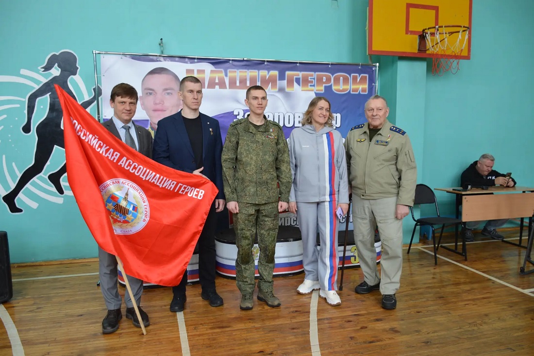 Герои России и участники СВО вышли на лыжные старты под Новосибирском