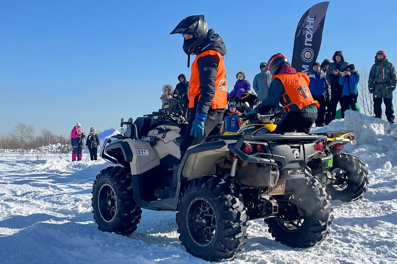 Снежный дрифт: гонки на вездеходах устроили в новом парке «Патриот»