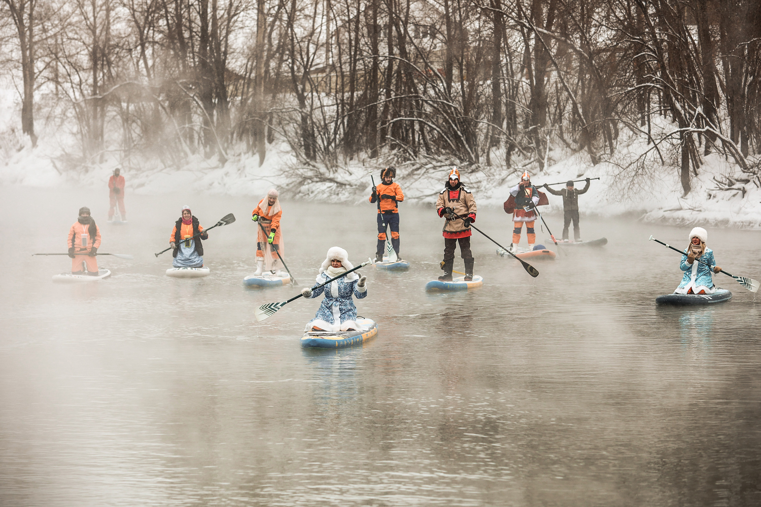 Снегурочки и богатыри проводили 2025 год заплывом на сапах в Новосибирске