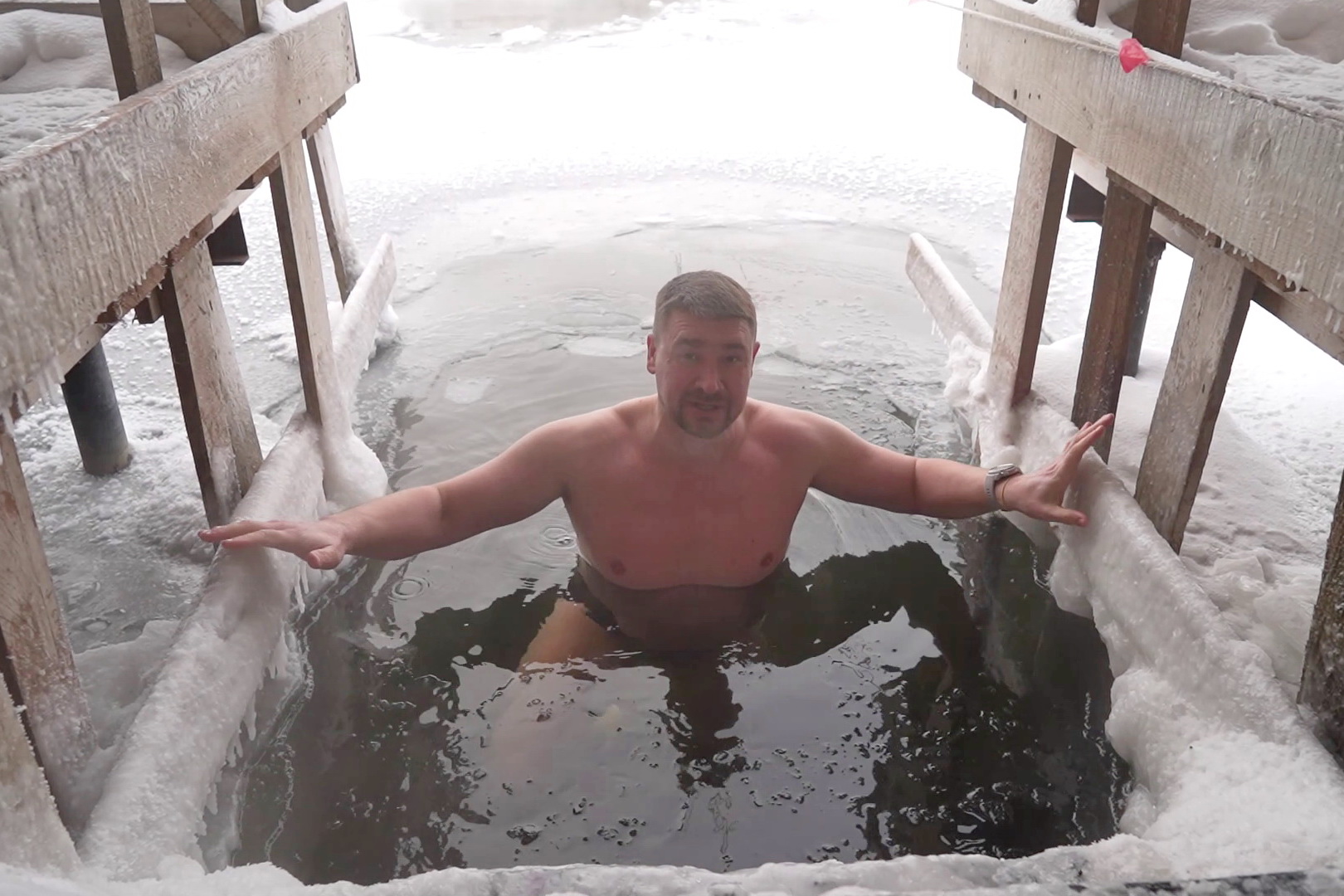 «Не кричите»: морж с 20-летним стажем рассказал, как нырять в купель