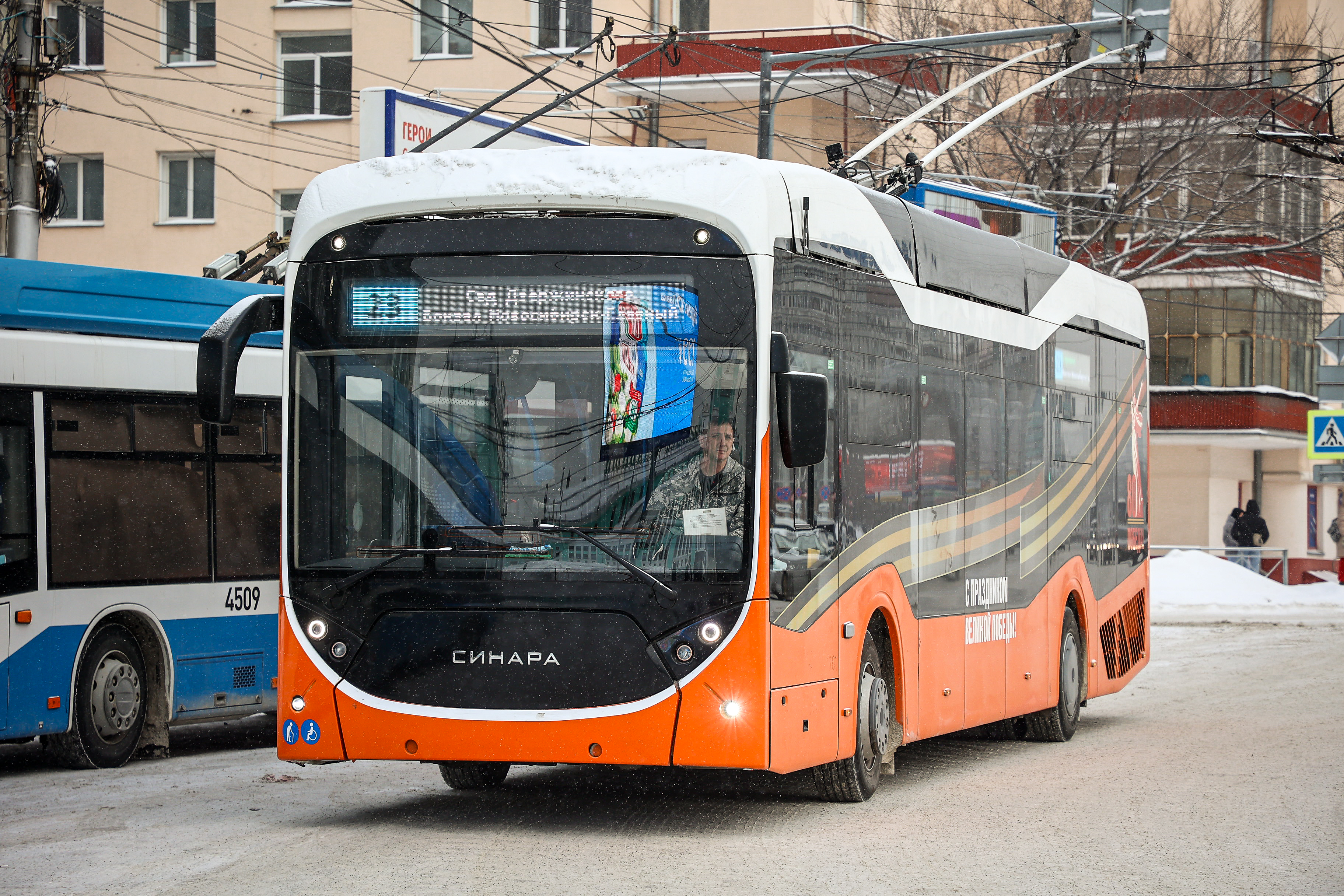 Нужен ли Новосибирску троллейбус «Синара»: мнения водителя и пассажиров
