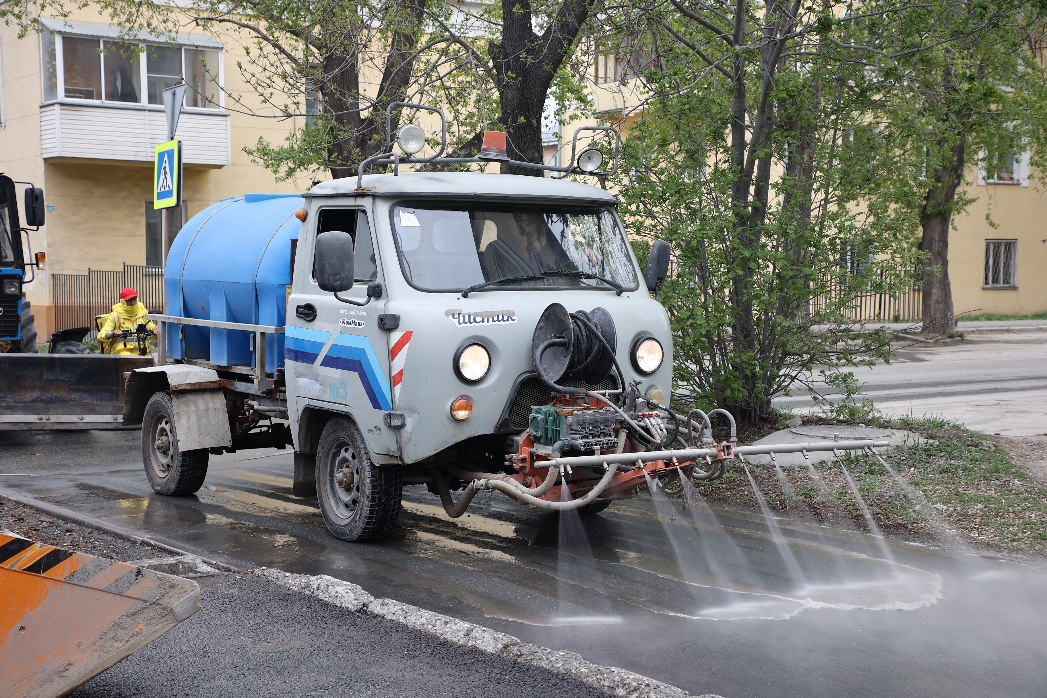 Центр левобережья отмывают ко Дню Победы в Новосибирске