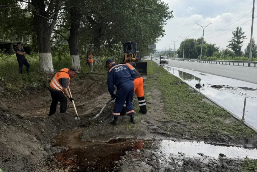 200 литров солярки растеклось по Бердскому шоссе после ДТП