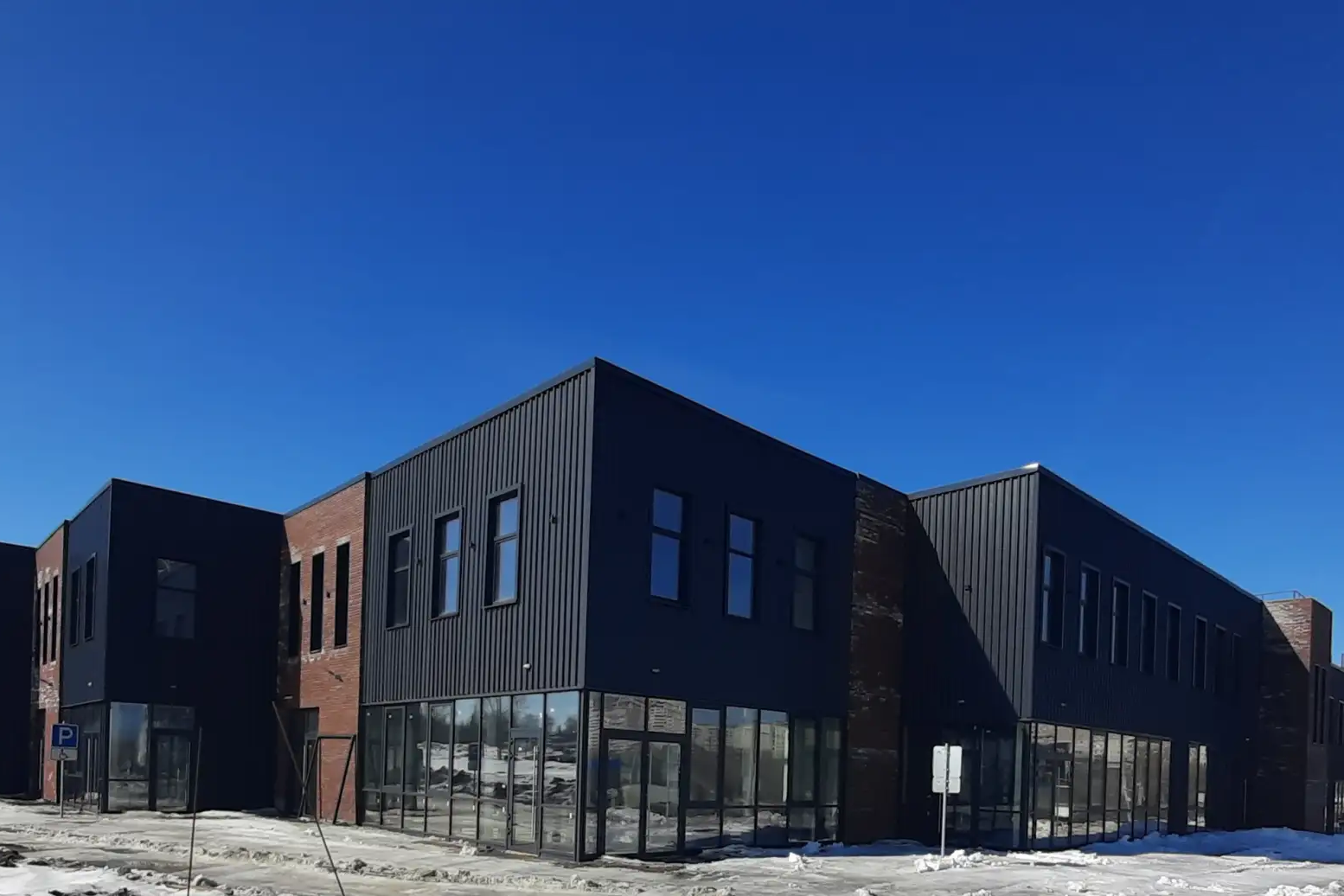 Автоцентр-долгострой ввели в эксплуатацию на улице Ватутина