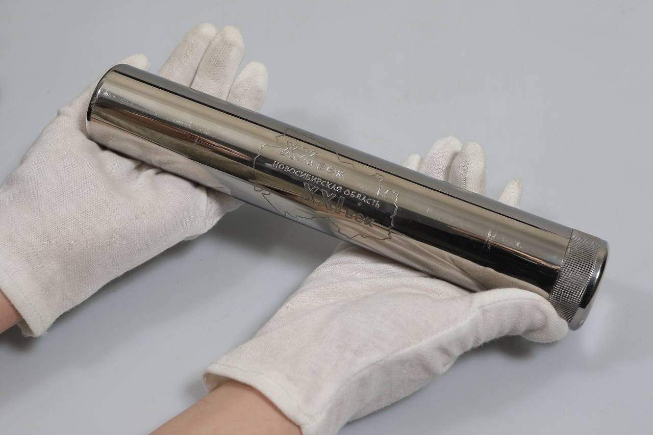 Капсулу времени вскрыли спустя 25 лет в краеведческом музее Новосибирска