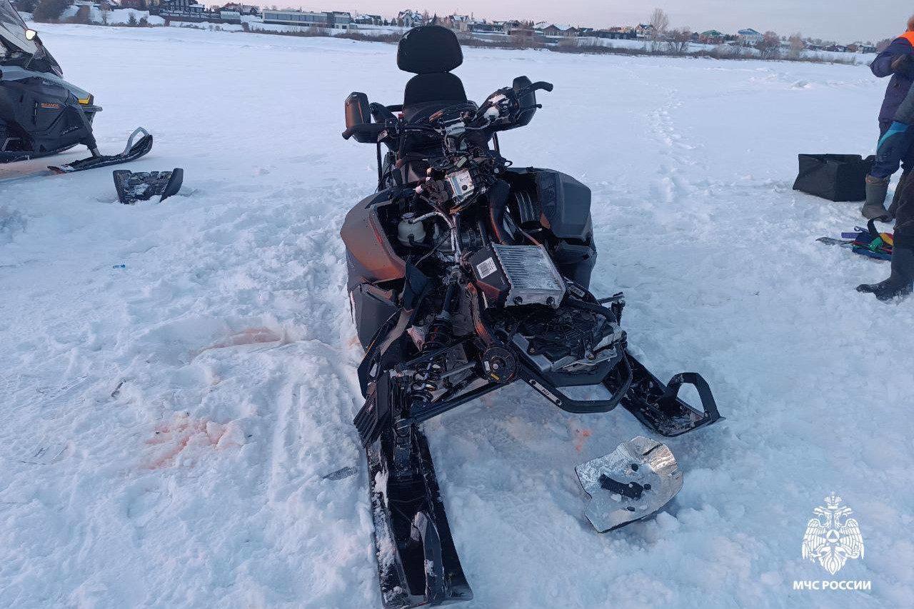 Снегоход врезался в торос на Обском море — пострадали двое мужчин