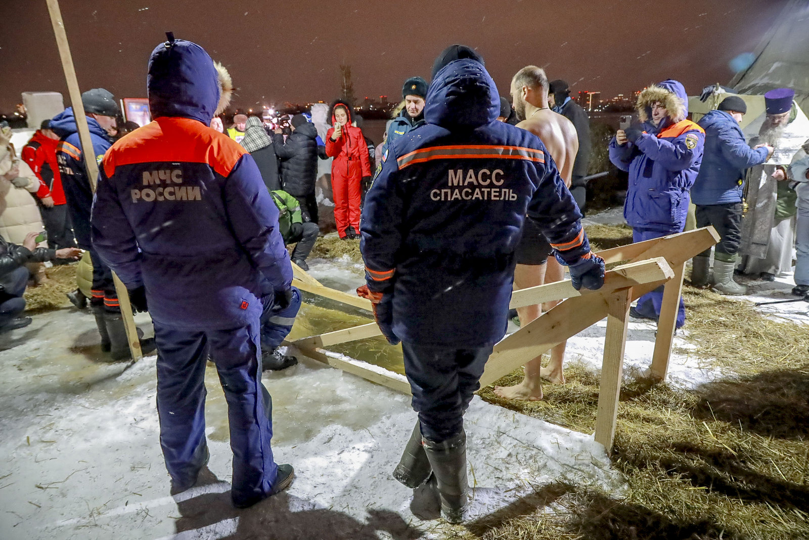 Спасатели проверили толщину льда перед Крещением в Новосибирске