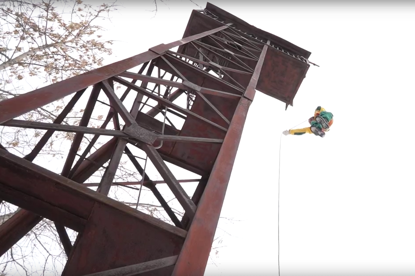 Десант новосибирской авиабазы отрабатывает спуски с 12-метровой вышки