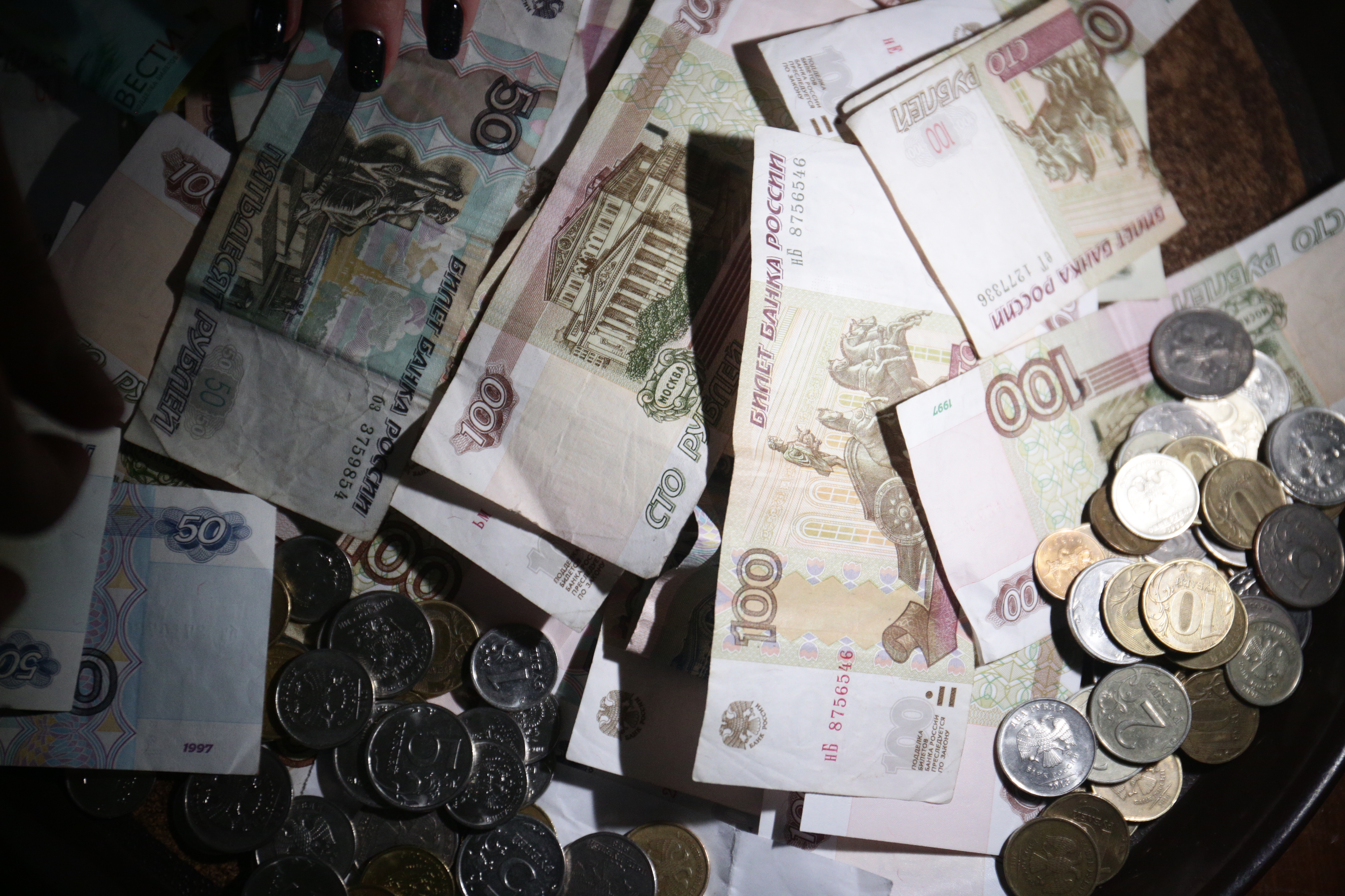 Новосибирцы сняли в кассах 900 миллионов рублей наличными