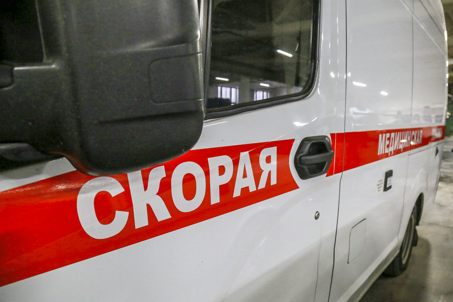 Медики эвакуировали пациентку под Новосибирском по колено в ледяной воде