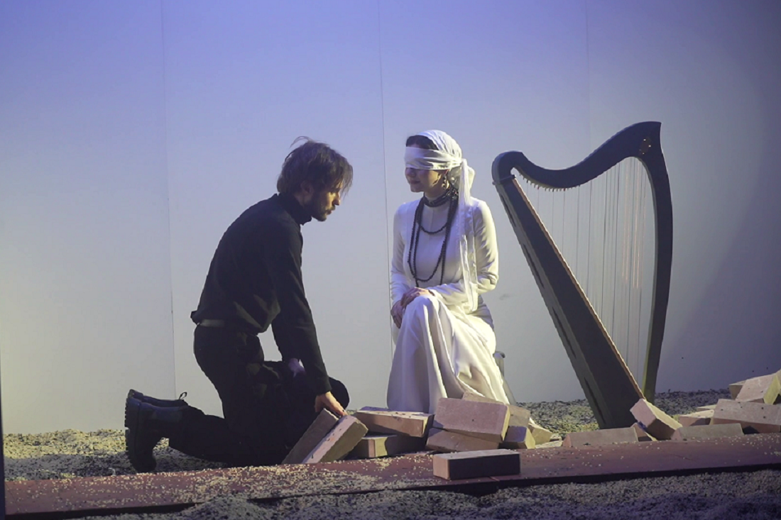 Чеховского «Иванова» с арфой на пляже показал новосибирский театр