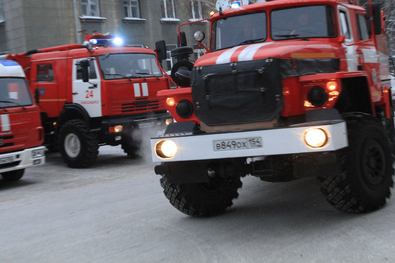 Четырёх взрослых и младенца спасли из горящей пятиэтажки на Шлюзе