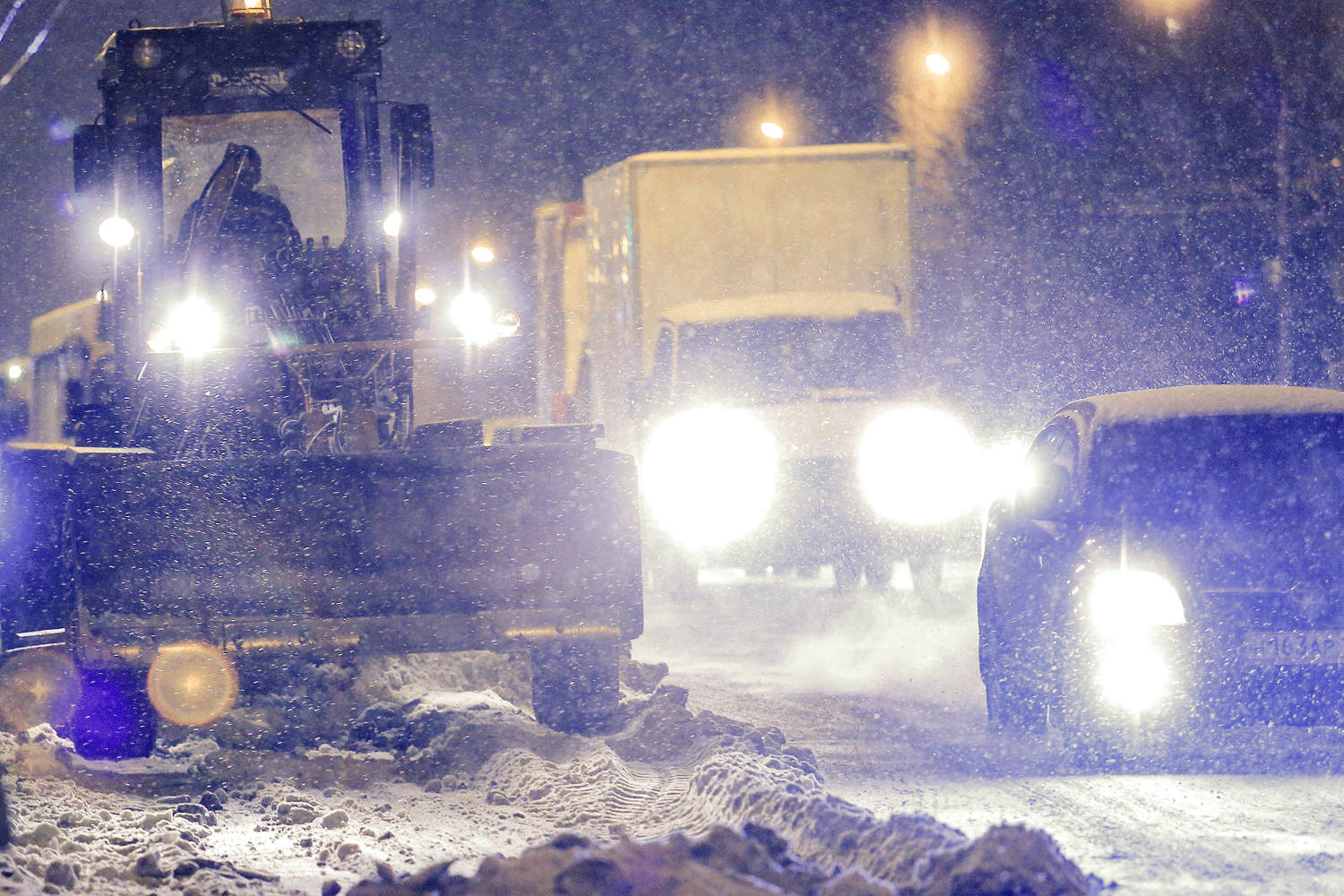 Заметённые трассы Новосибирской области убирают 1048 спецавтомобилей