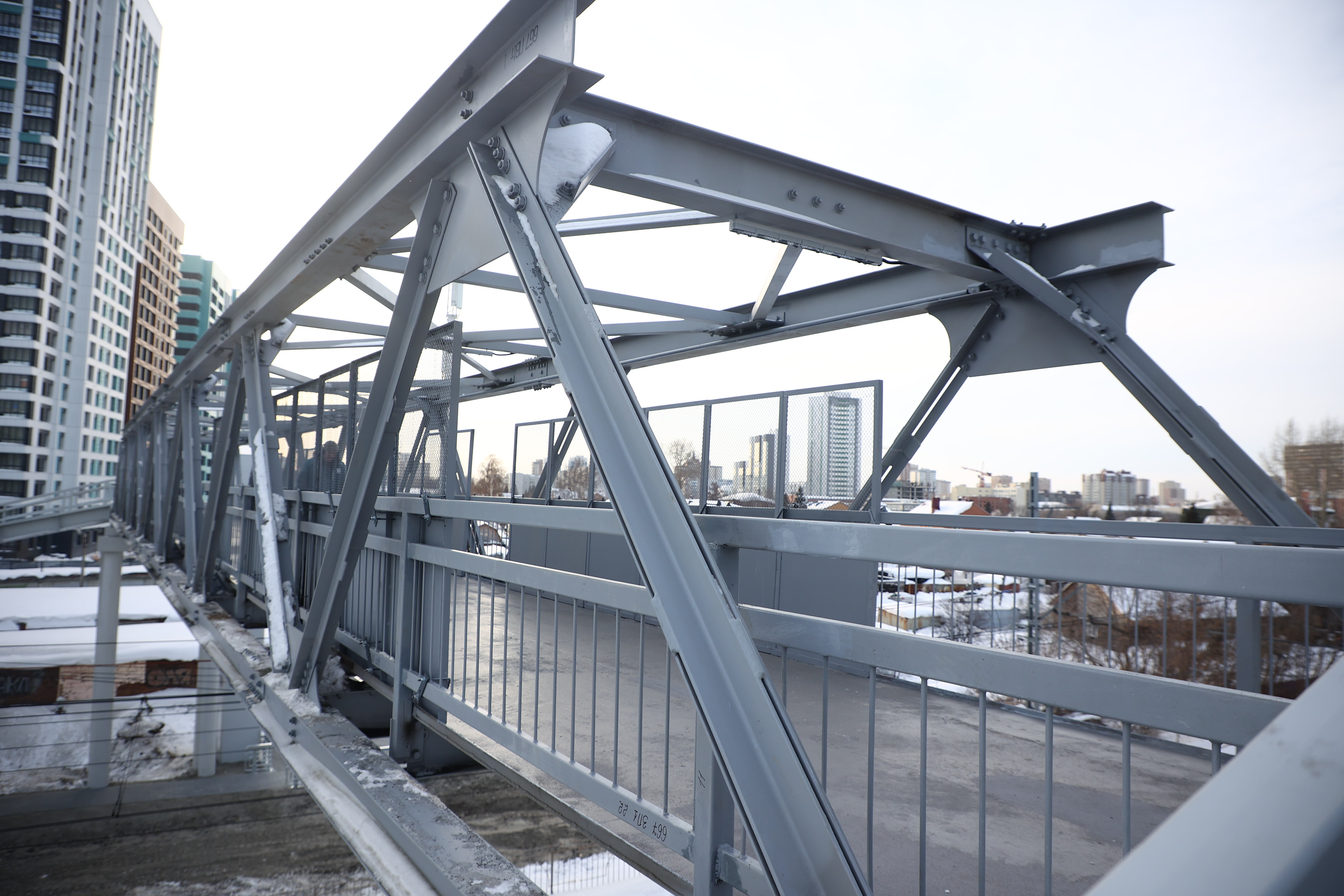 Пешеходный мост через Транссиб открыт: мэр Кудрявцев оценил конструкцию