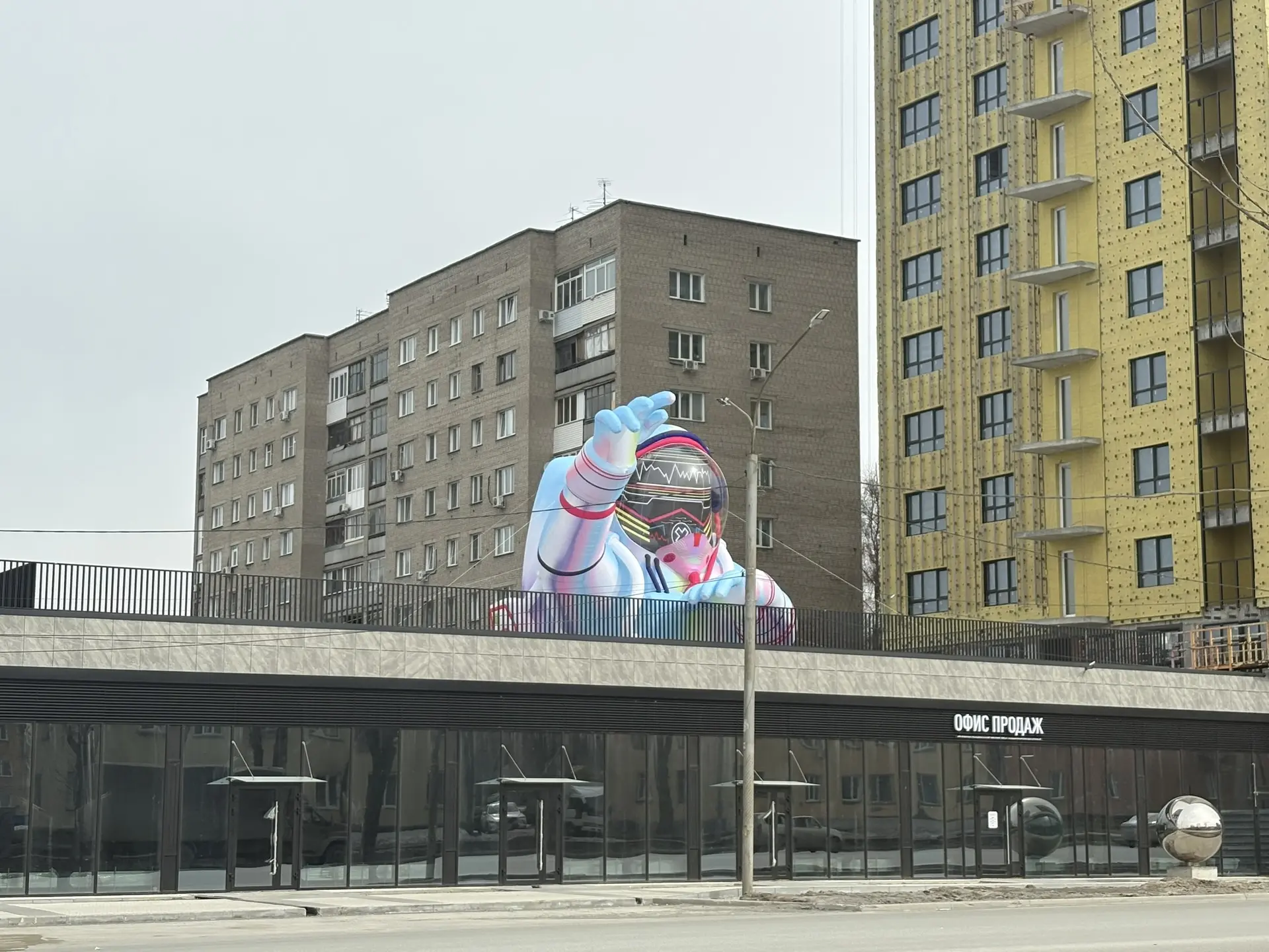 Огромный космонавт выглянул из новостройки в Новосибирске