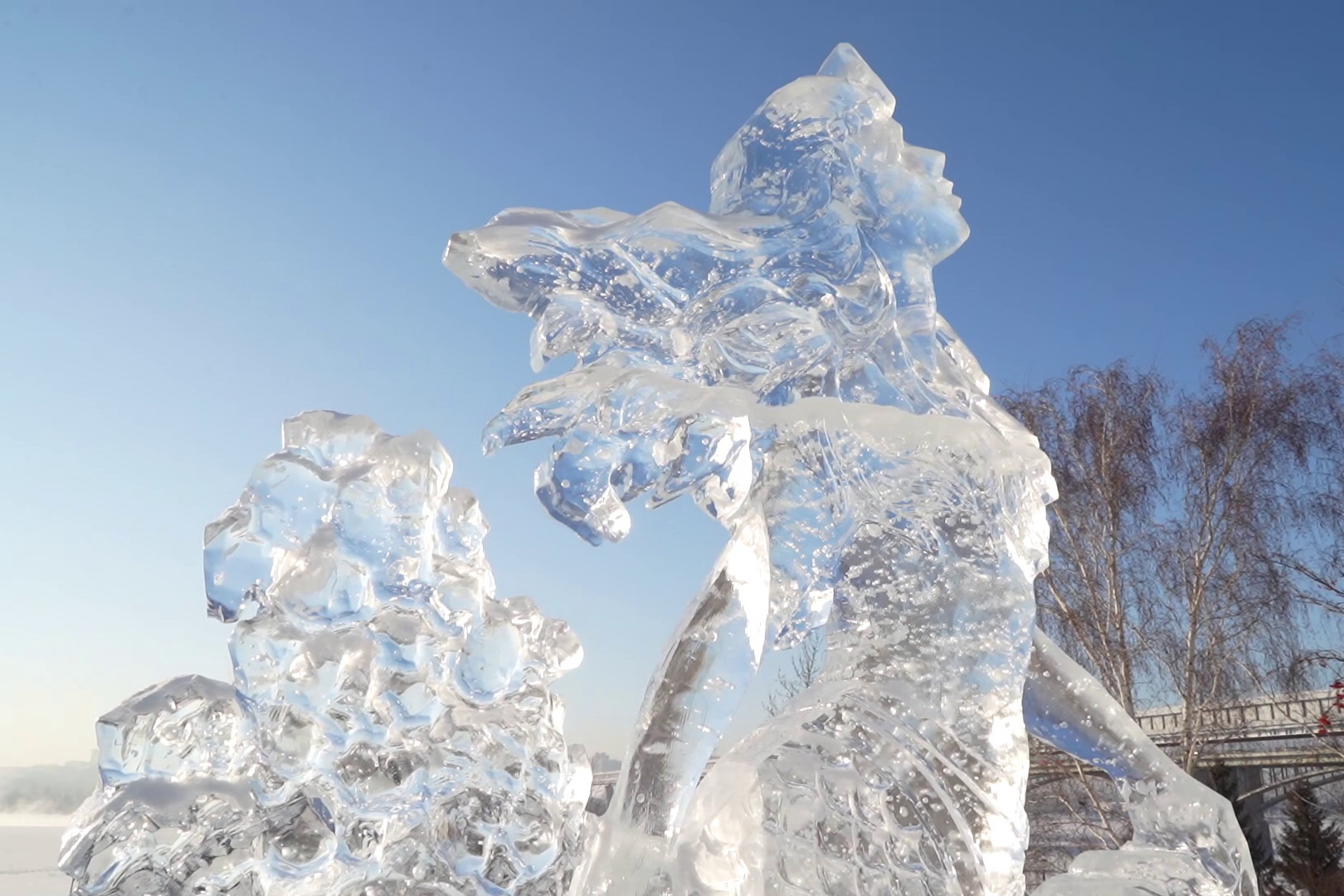 Морских чудовищ и пиратскую таверну отлили изо льда на набережной Оби