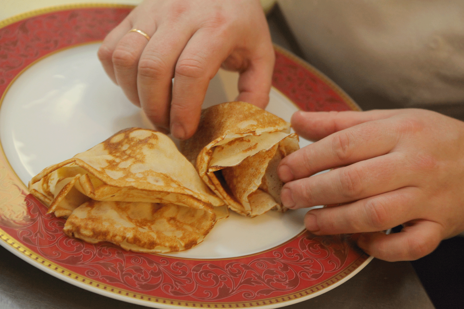 Новосибирский врач рассказала, кому нельзя есть традиционные блины