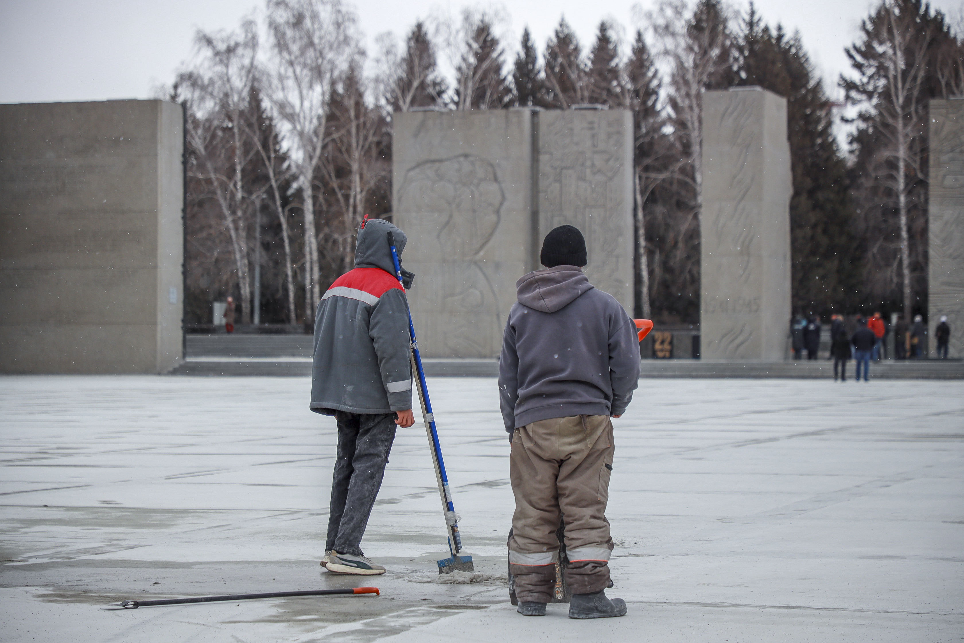 Гидрофобной смесью покроют плиты на Монументе Славы в Новосибирске